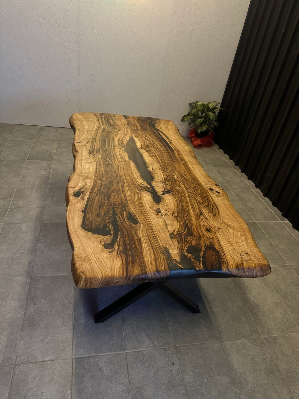 Live Edge Esstisch Epoxidharz Kastanienholz - 220x105 cm mit Naturkante &amp; schwarzem Harz