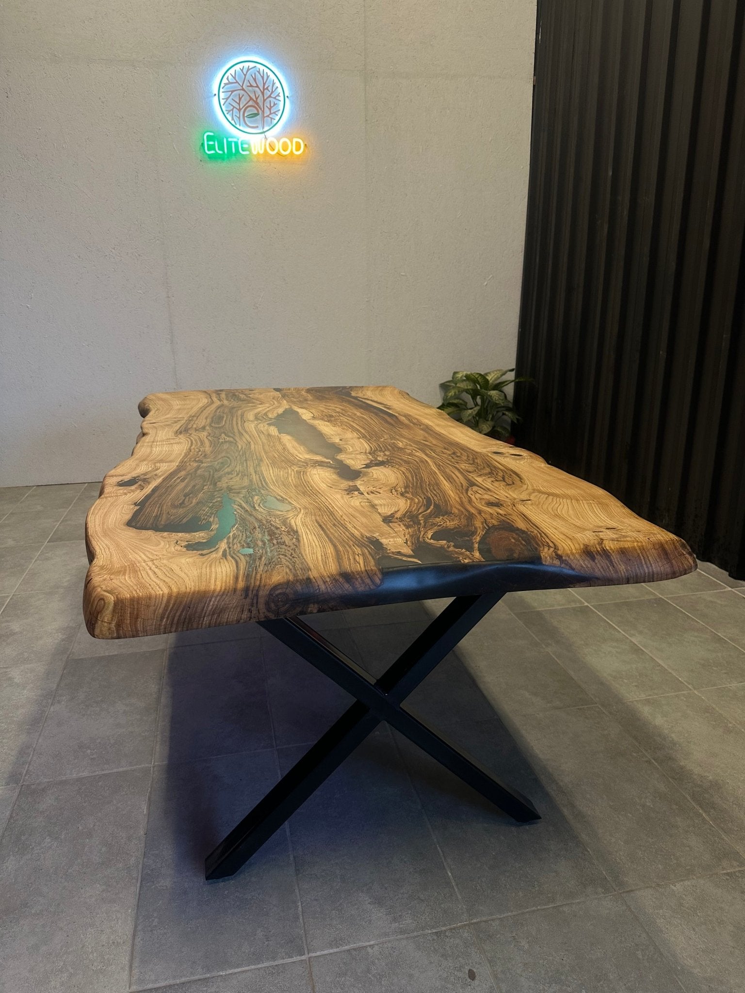 Live Edge Esstisch Epoxidharz Kastanienholz - 220x105 cm mit Naturkante &amp; schwarzem Harz
