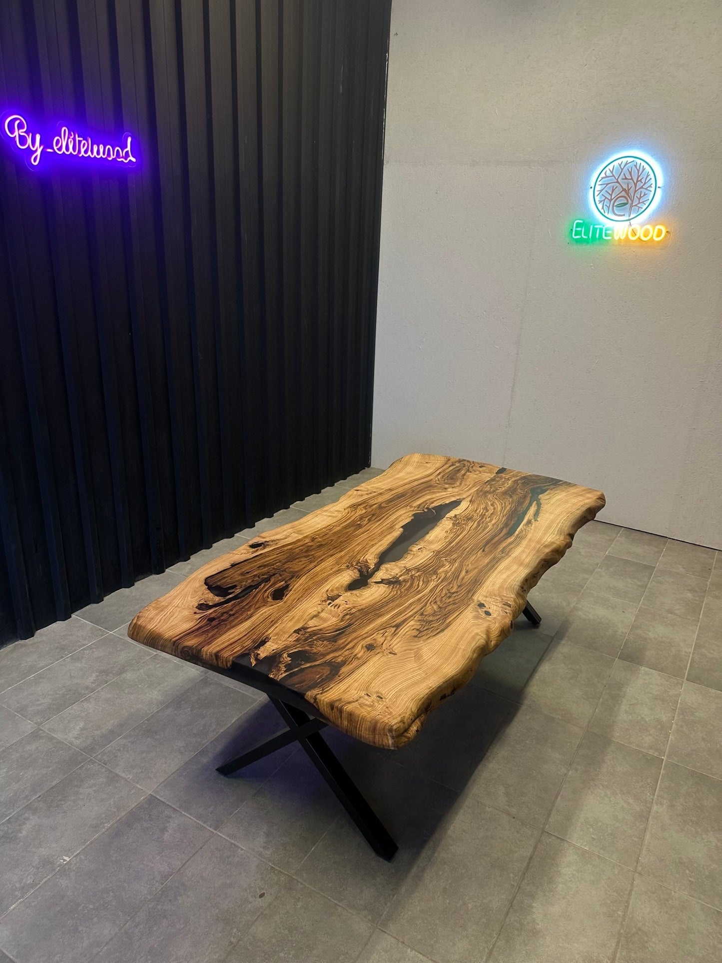 Live edge dining table epoxy resin chestnut wood - 220x105 cm with natural edge & black resin - Elite Wood - Live edge dining table