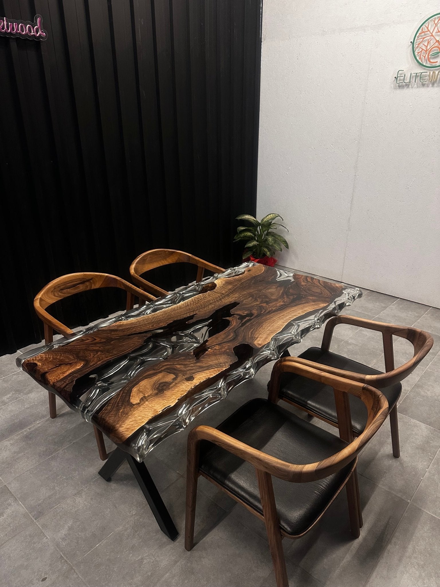 Live Edge Esstisch Epoxidharz Walnuss 160x80 - klares Harz