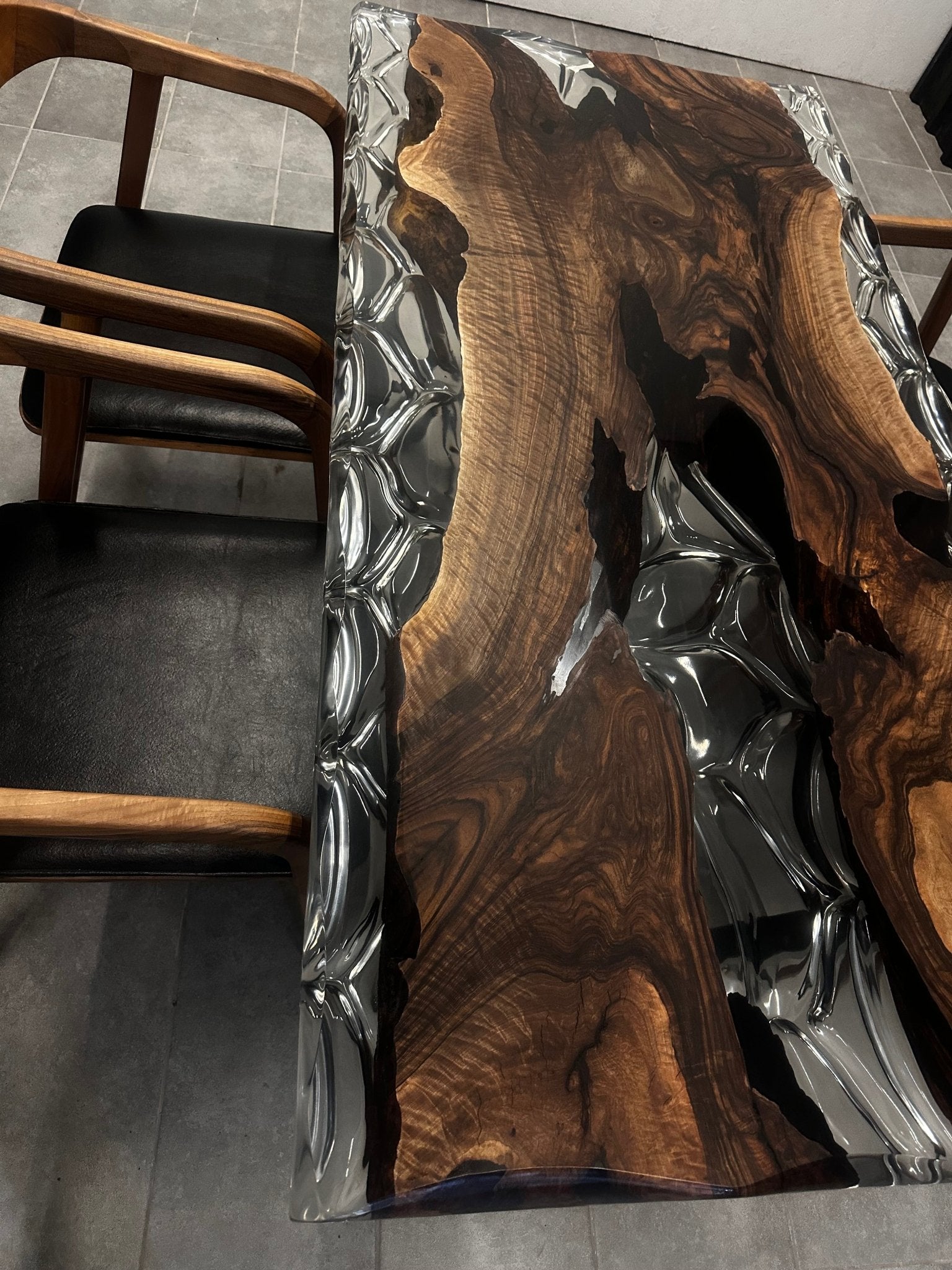 Live Edge Esstisch Epoxidharz Walnuss 160x80 - klares Harz