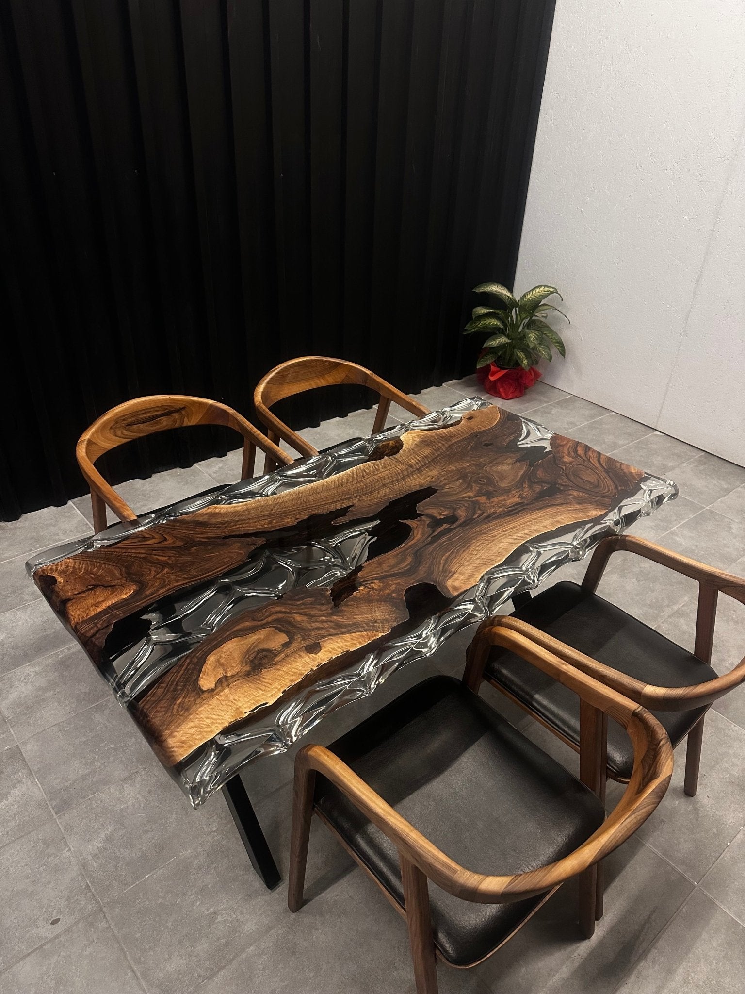 Live Edge Esstisch Epoxidharz Walnuss 160x80 - klares Harz
