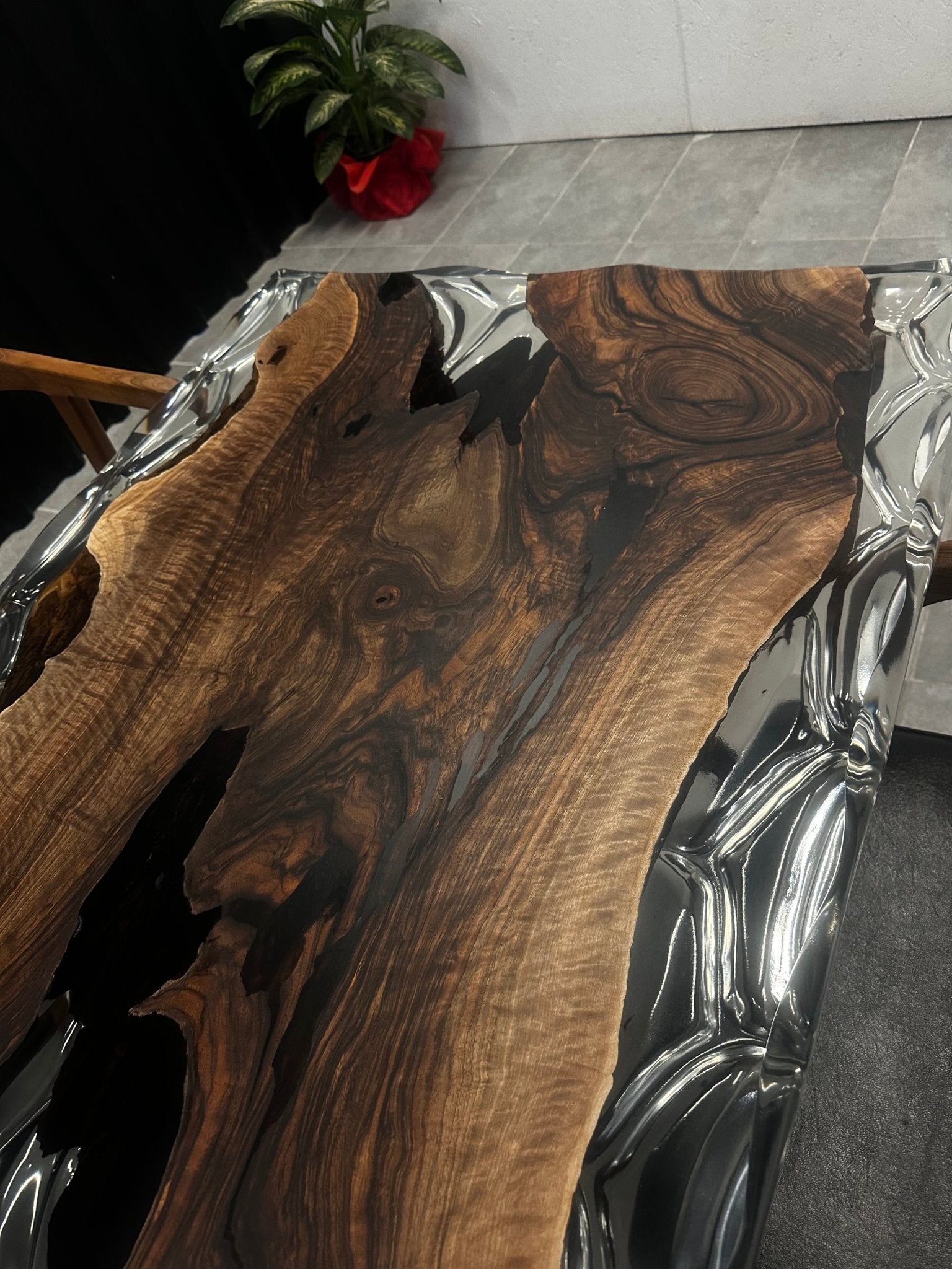 Live Edge Esstisch Epoxidharz Walnuss 160x80 - klares Harz
