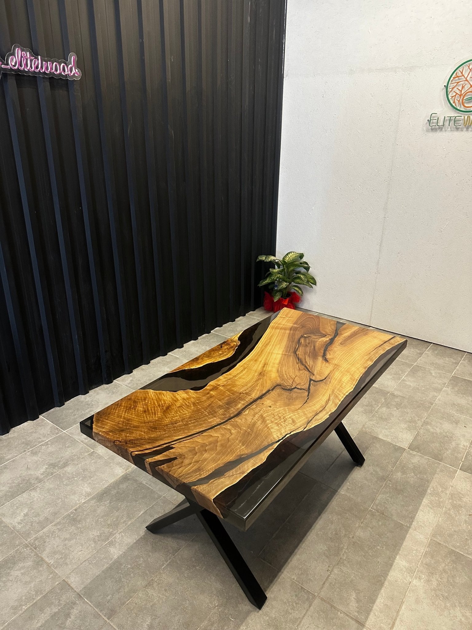 Live Edge Esstisch Epoxidharz Walnuss 160x80 - Massivholztisch mit schwarzem Harz