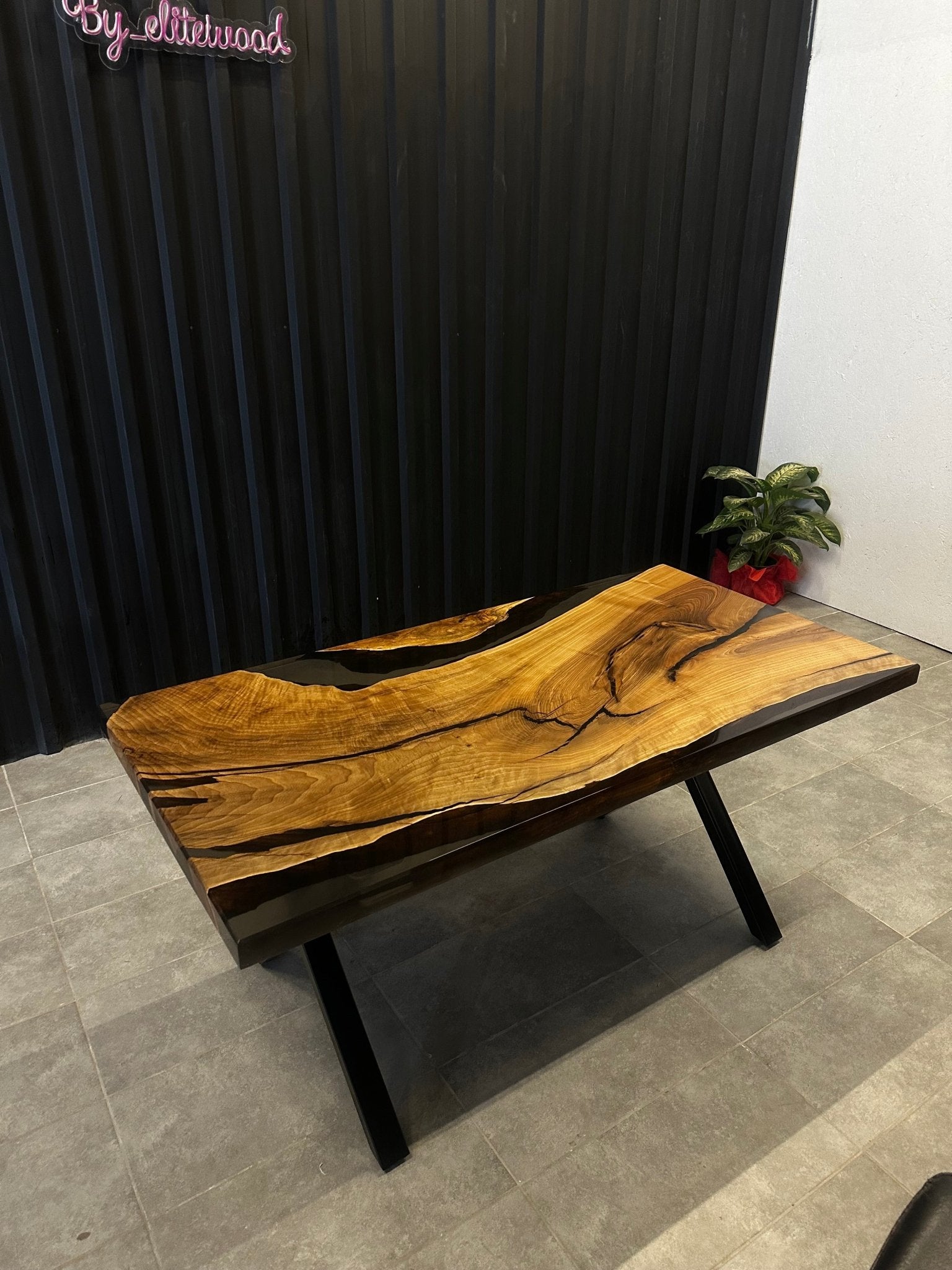 Live Edge Esstisch Epoxidharz Walnuss 160x80 - Massivholztisch mit schwarzem Harz