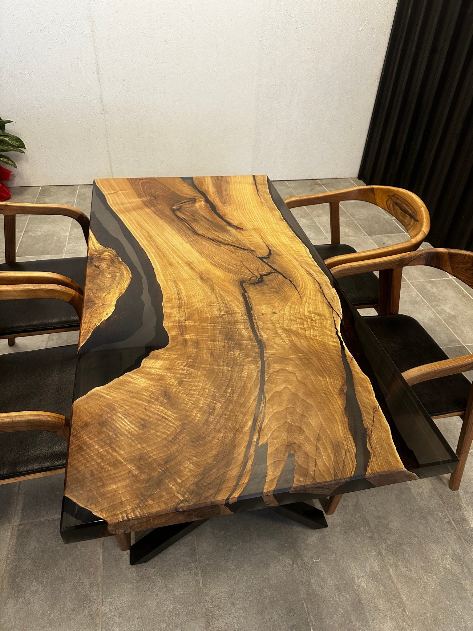 Live Edge Esstisch Epoxidharz Walnuss 160x80 - Massivholztisch mit schwarzem Harz
