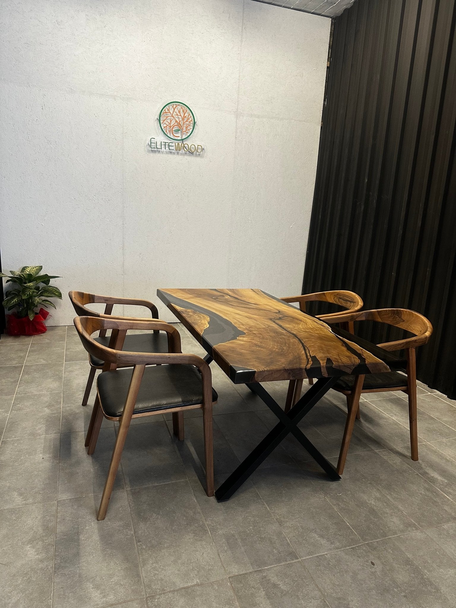 Live Edge Esstisch Epoxidharz Walnuss 160x80 - Massivholztisch mit schwarzem Harz