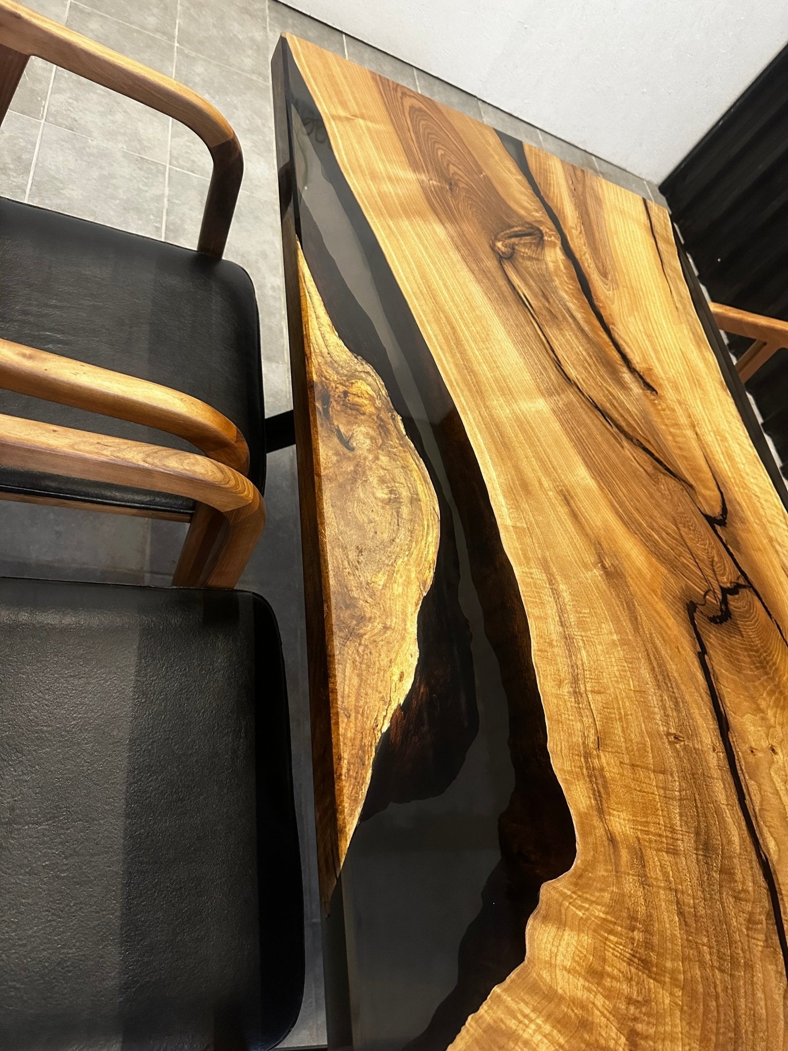 Live Edge Esstisch Epoxidharz Walnuss 160x80 - Massivholztisch mit schwarzem Harz