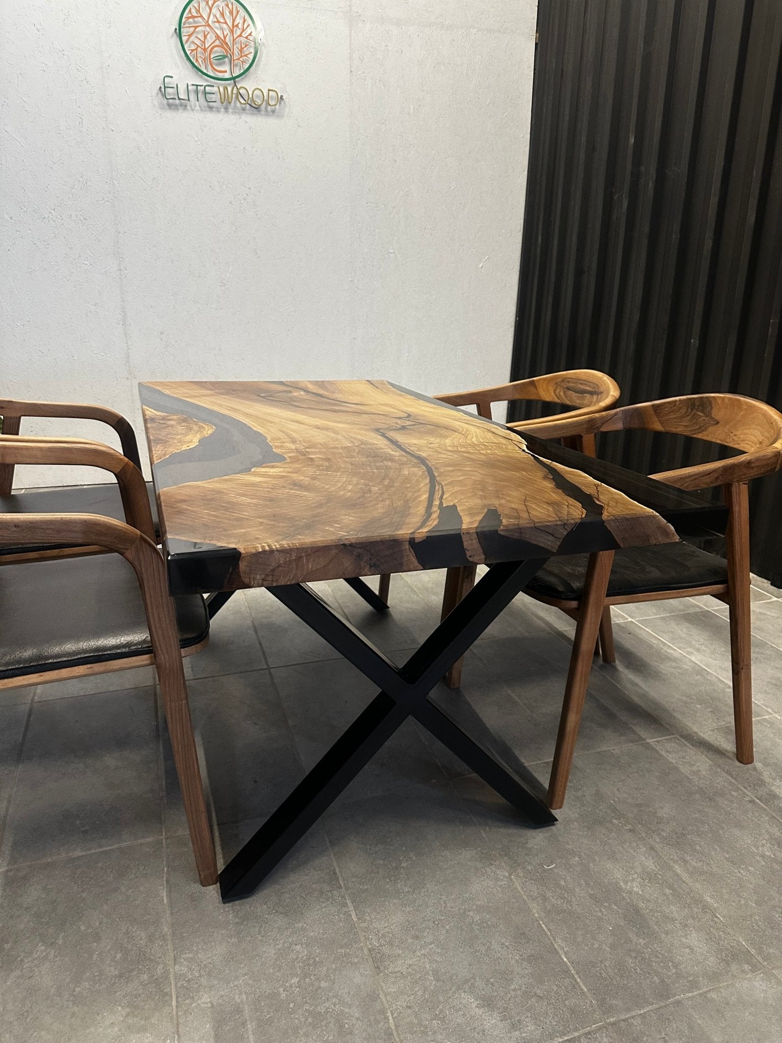 Live Edge Esstisch Epoxidharz Walnuss 160x80 - Massivholztisch mit schwarzem Harz
