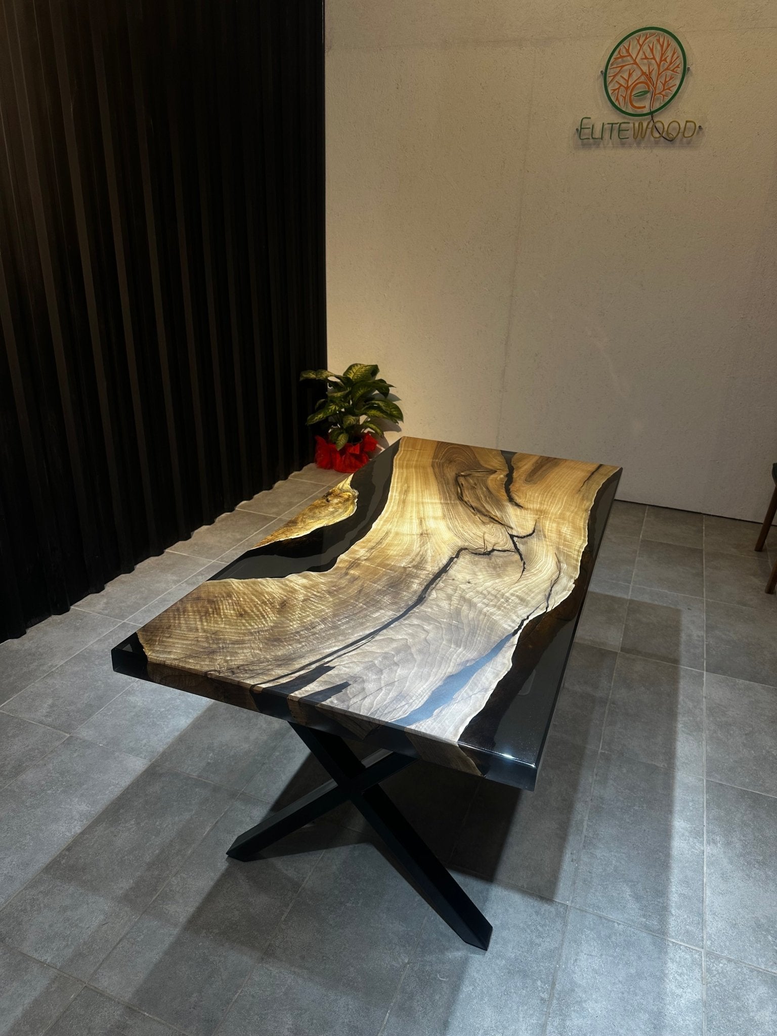 Live Edge Esstisch Epoxidharz Walnuss 160x80 - Massivholztisch mit schwarzem Harz