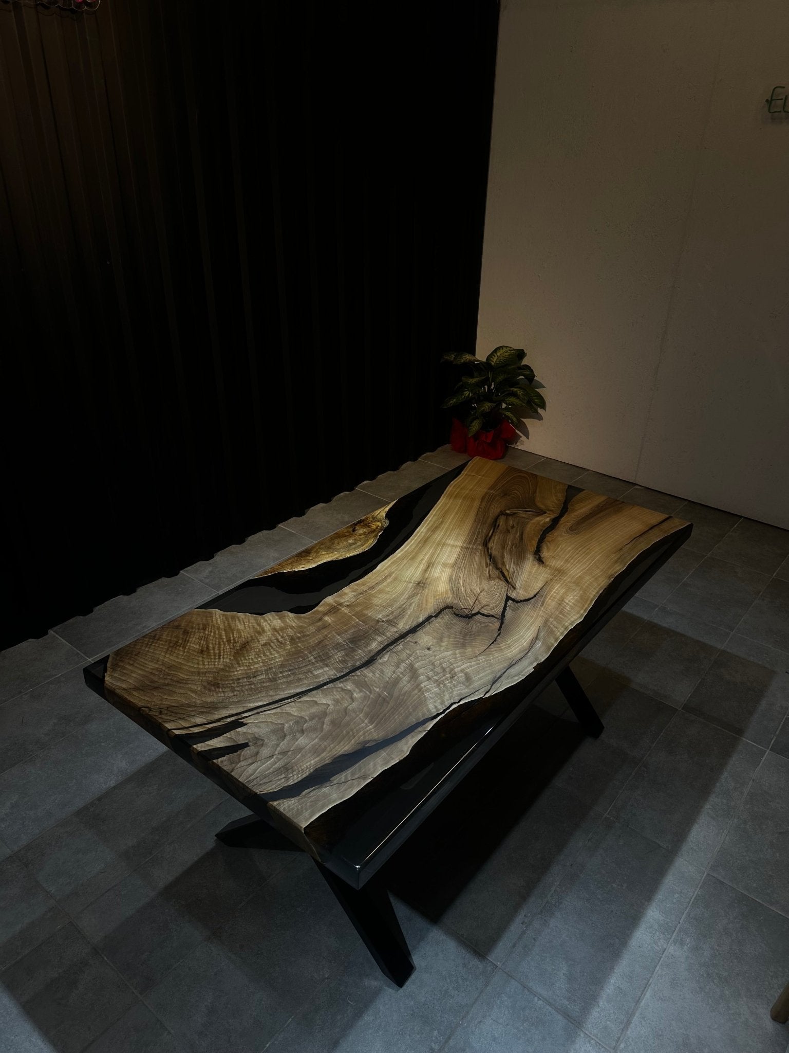 Live Edge Esstisch Epoxidharz Walnuss 160x80 - Massivholztisch mit schwarzem Harz