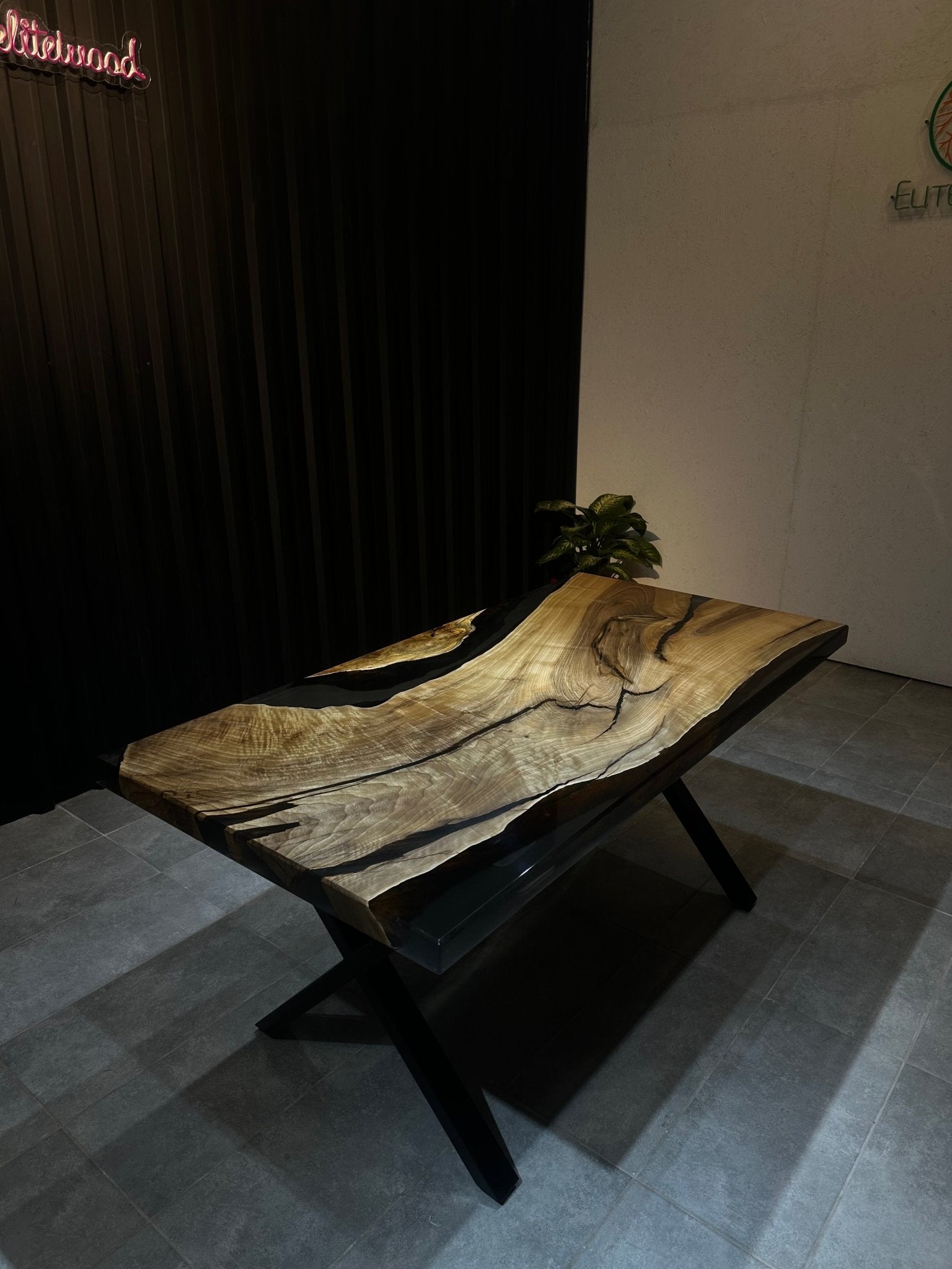 Live Edge Esstisch Epoxidharz Walnuss 160x80 - Massivholztisch mit schwarzem Harz