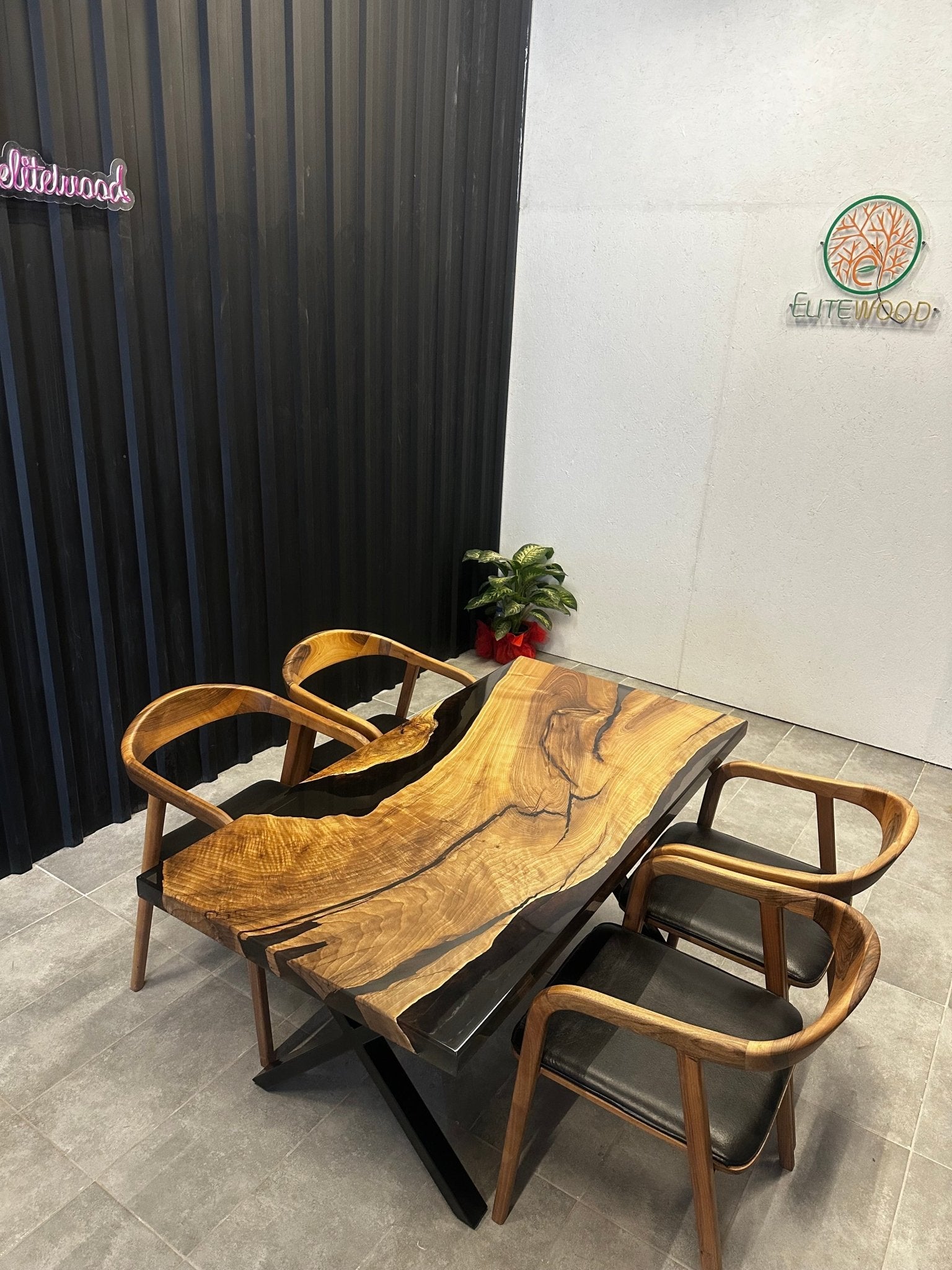 Live Edge Esstisch Epoxidharz Walnuss 160x80 - Massivholztisch mit schwarzem Harz