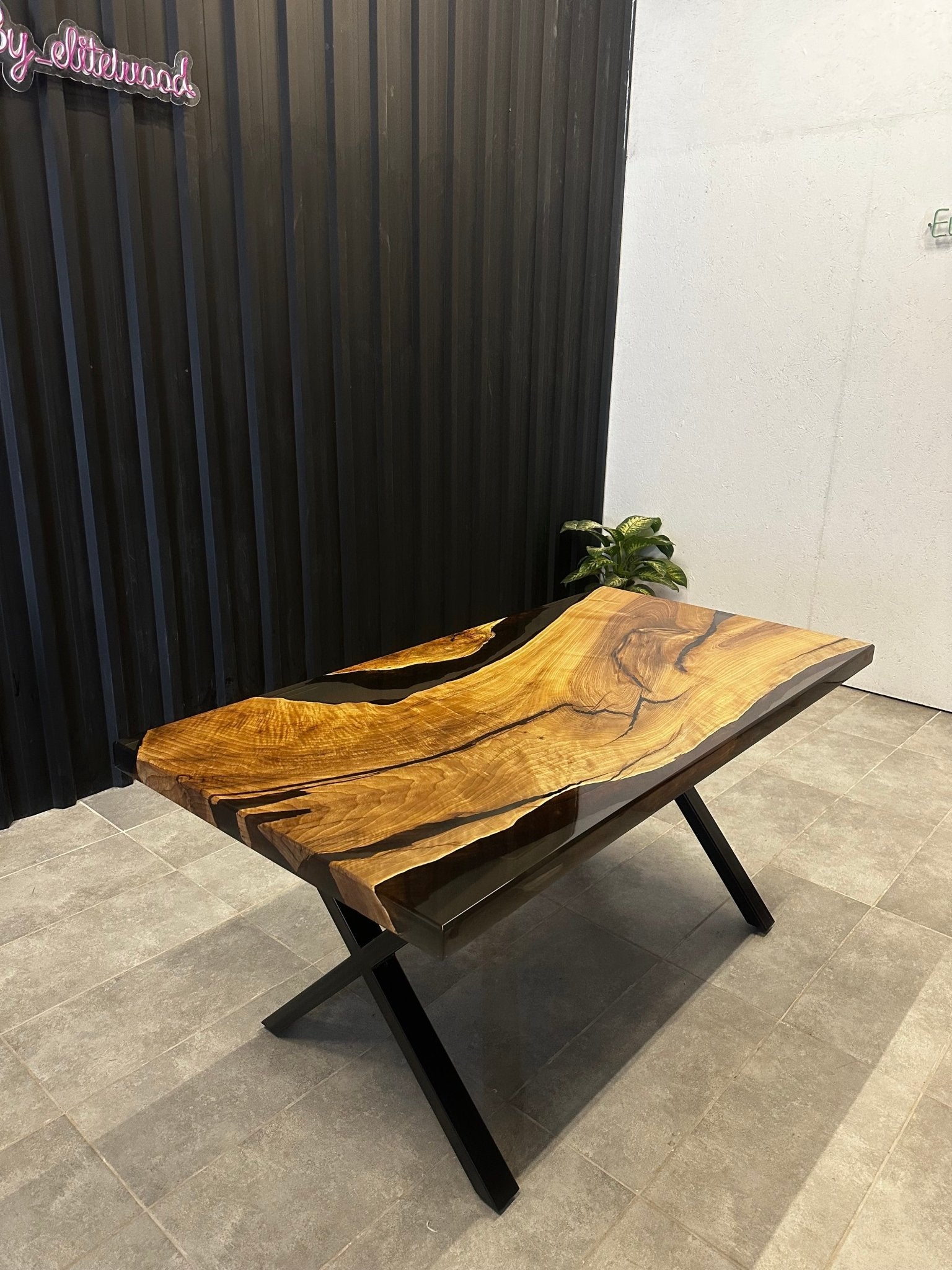 Live Edge Esstisch Epoxidharz Walnuss 160x80 - Massivholztisch mit schwarzem Harz