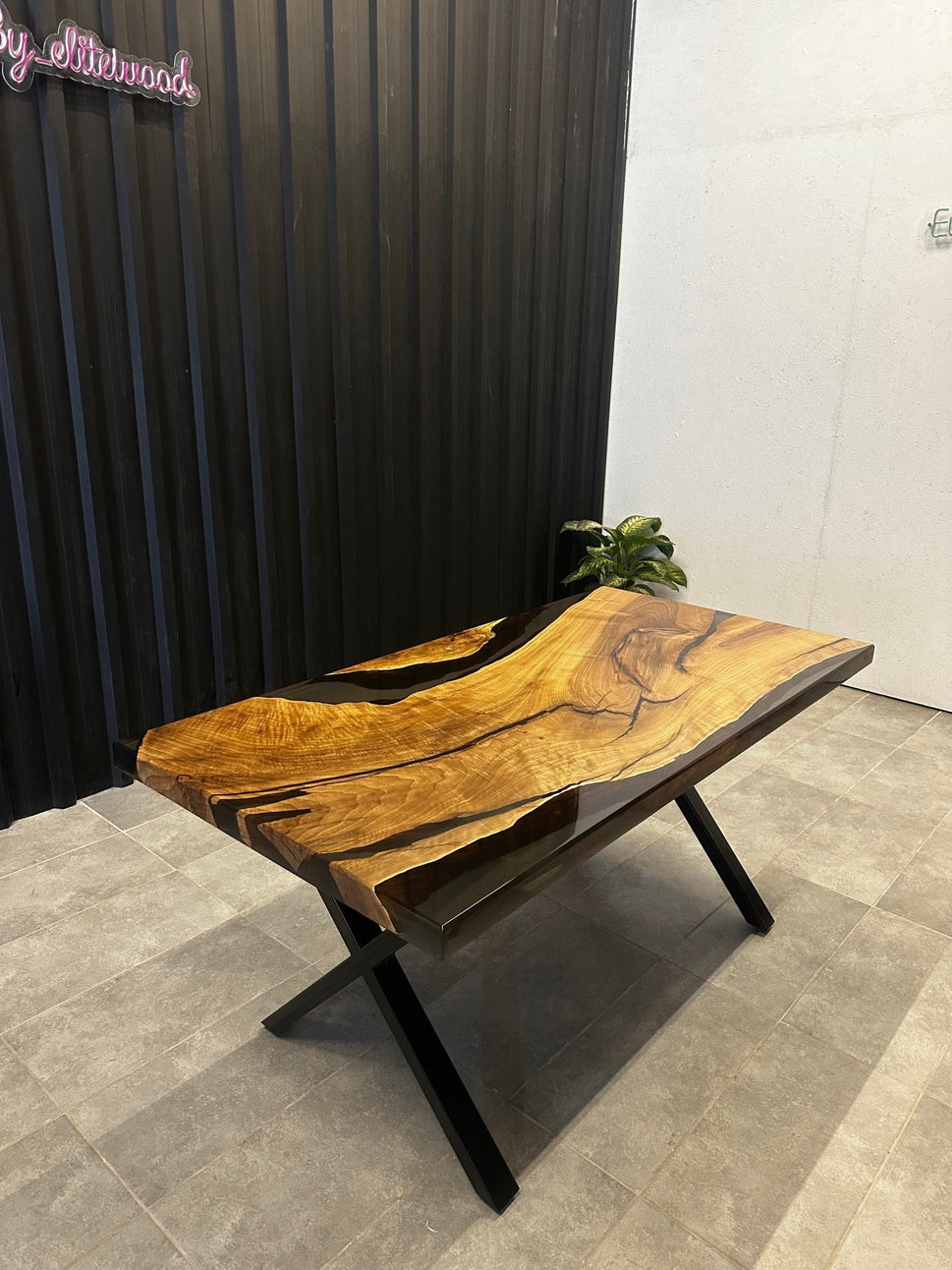 Live Edge Esstisch Epoxidharz Walnuss 160x80 - Massivholztisch mit schwarzem Harz