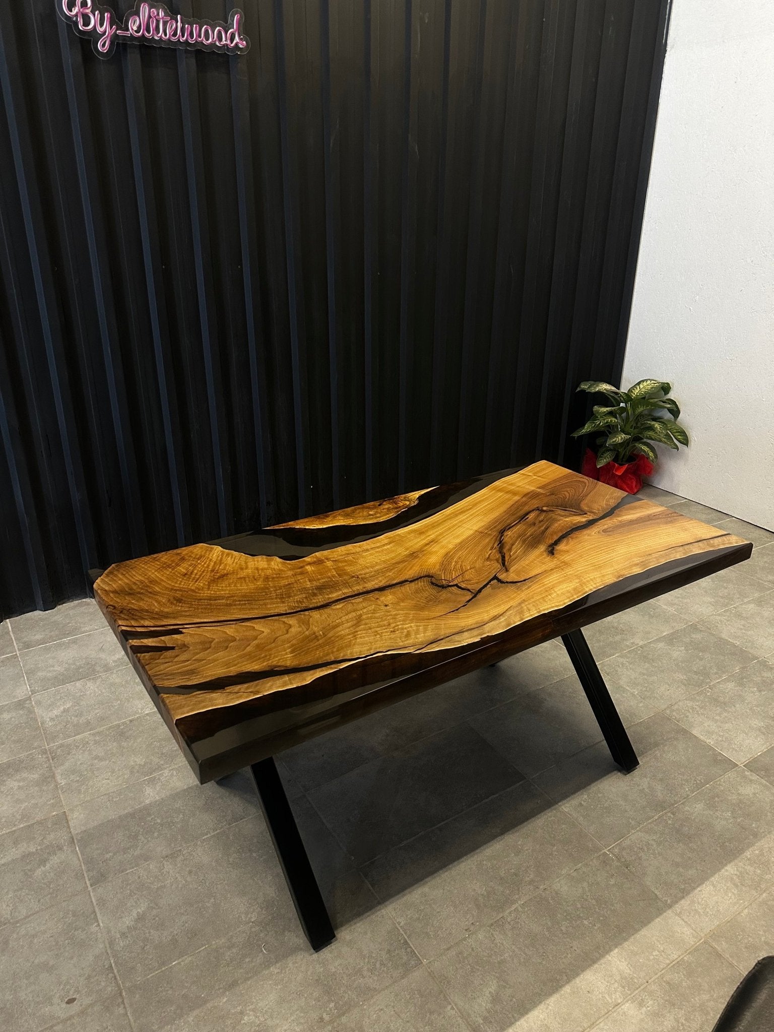 Live Edge Esstisch Epoxidharz Walnuss 160x80 - Massivholztisch mit schwarzem Harz