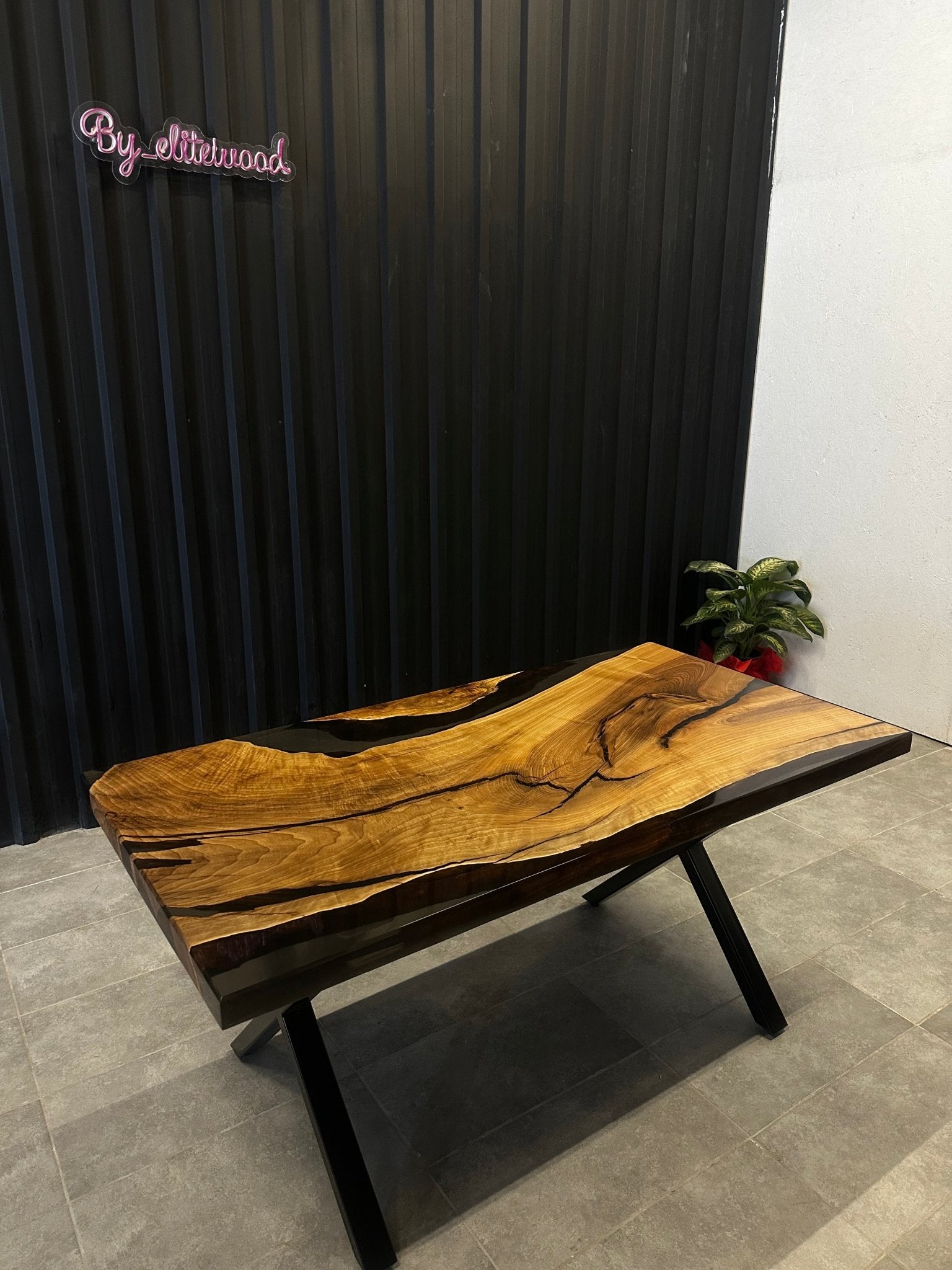 Live Edge Esstisch Epoxidharz Walnuss 160x80 - Massivholztisch mit schwarzem Harz