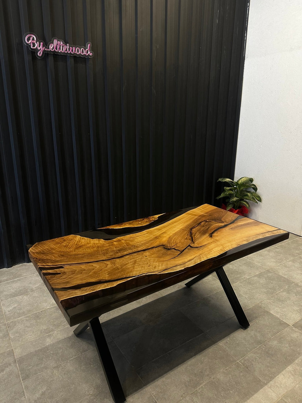 Live Edge Esstisch Epoxidharz Walnuss 160x80 - Massivholztisch mit schwarzem Harz