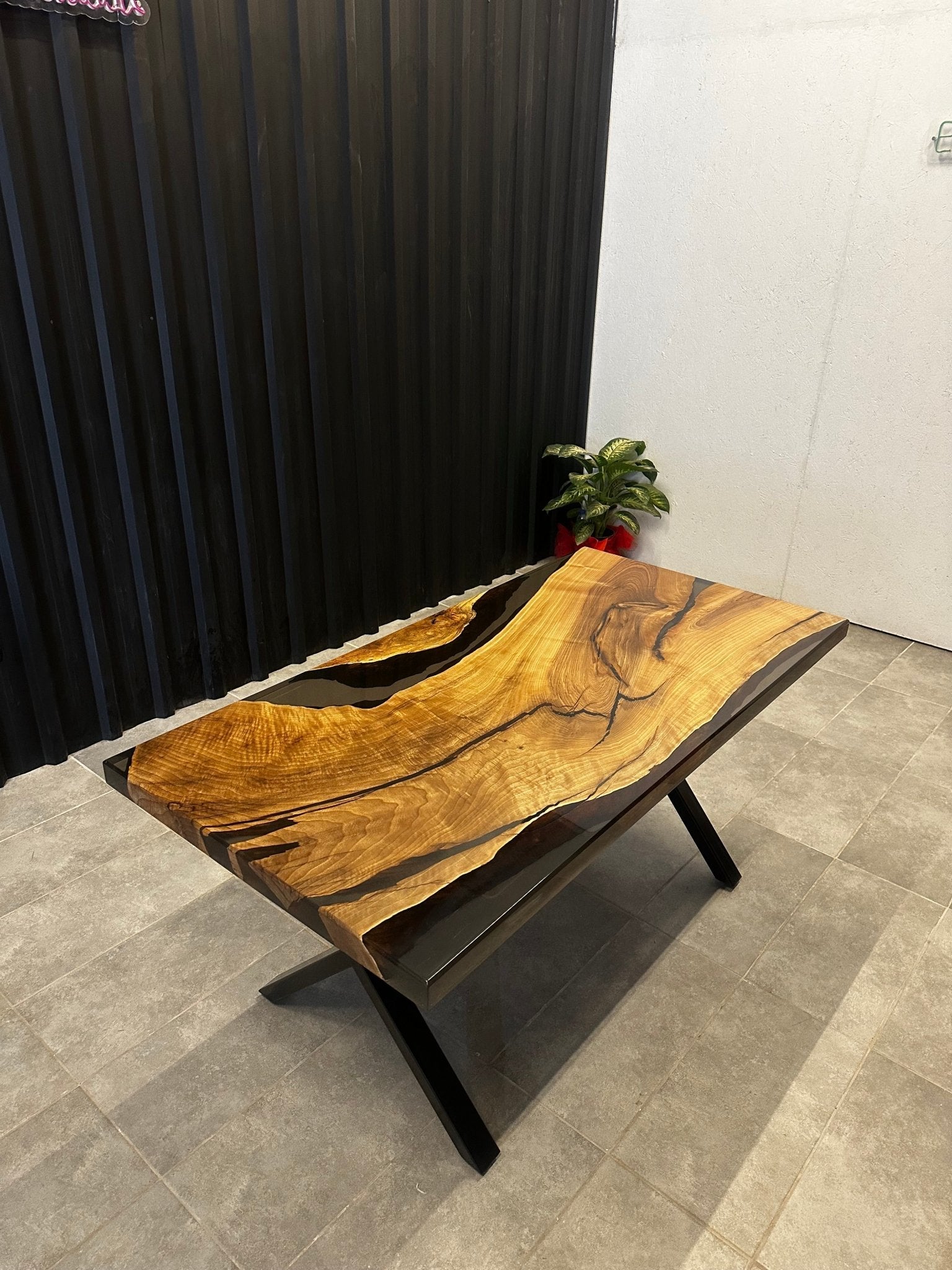 Live Edge Esstisch Epoxidharz Walnuss 160x80 - Massivholztisch mit schwarzem Harz