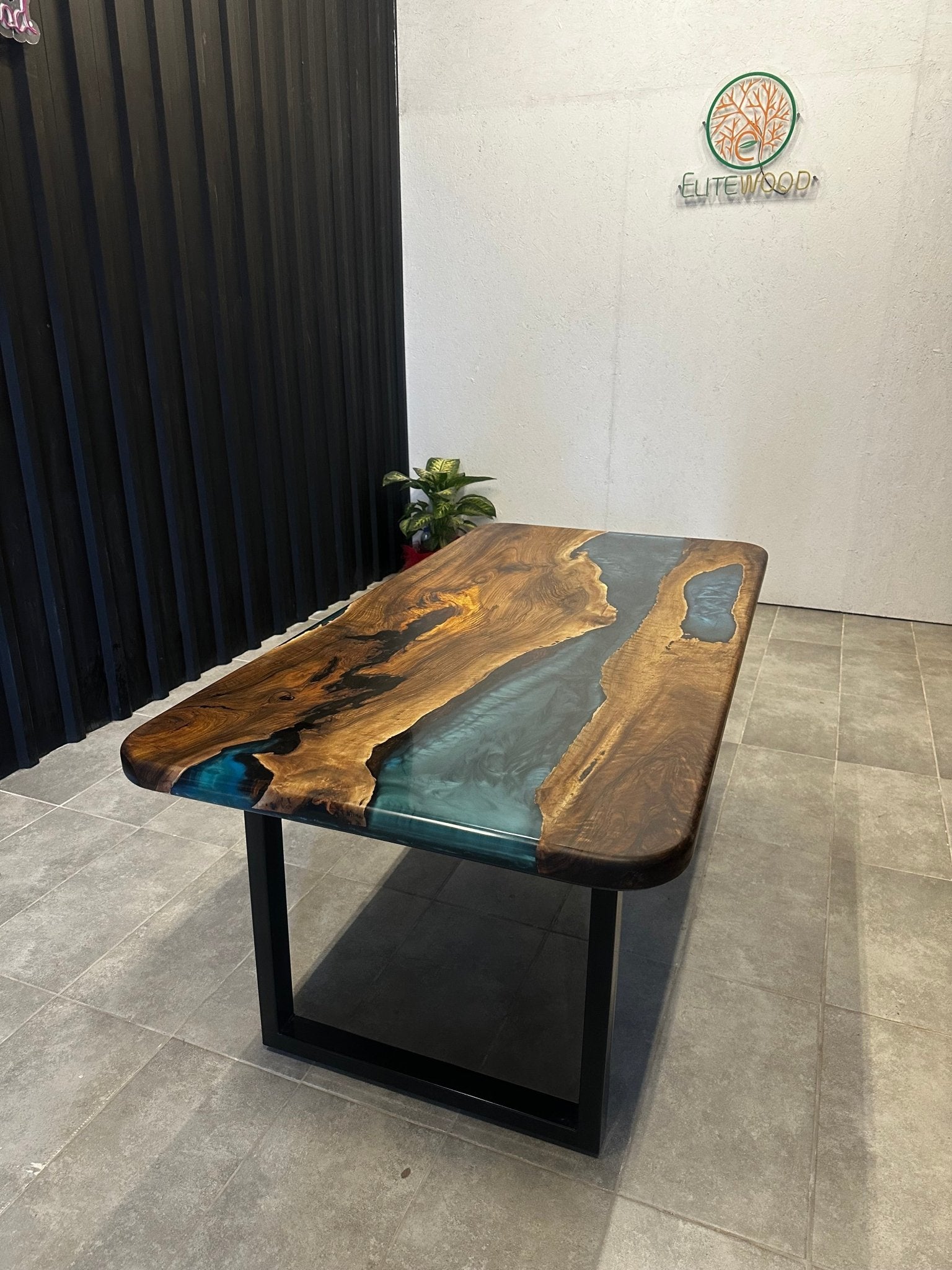 Esstisch mit natürlicher Kante, Epoxid-Walnuss, 180 x 90 cm – handgefertigter Flusstisch