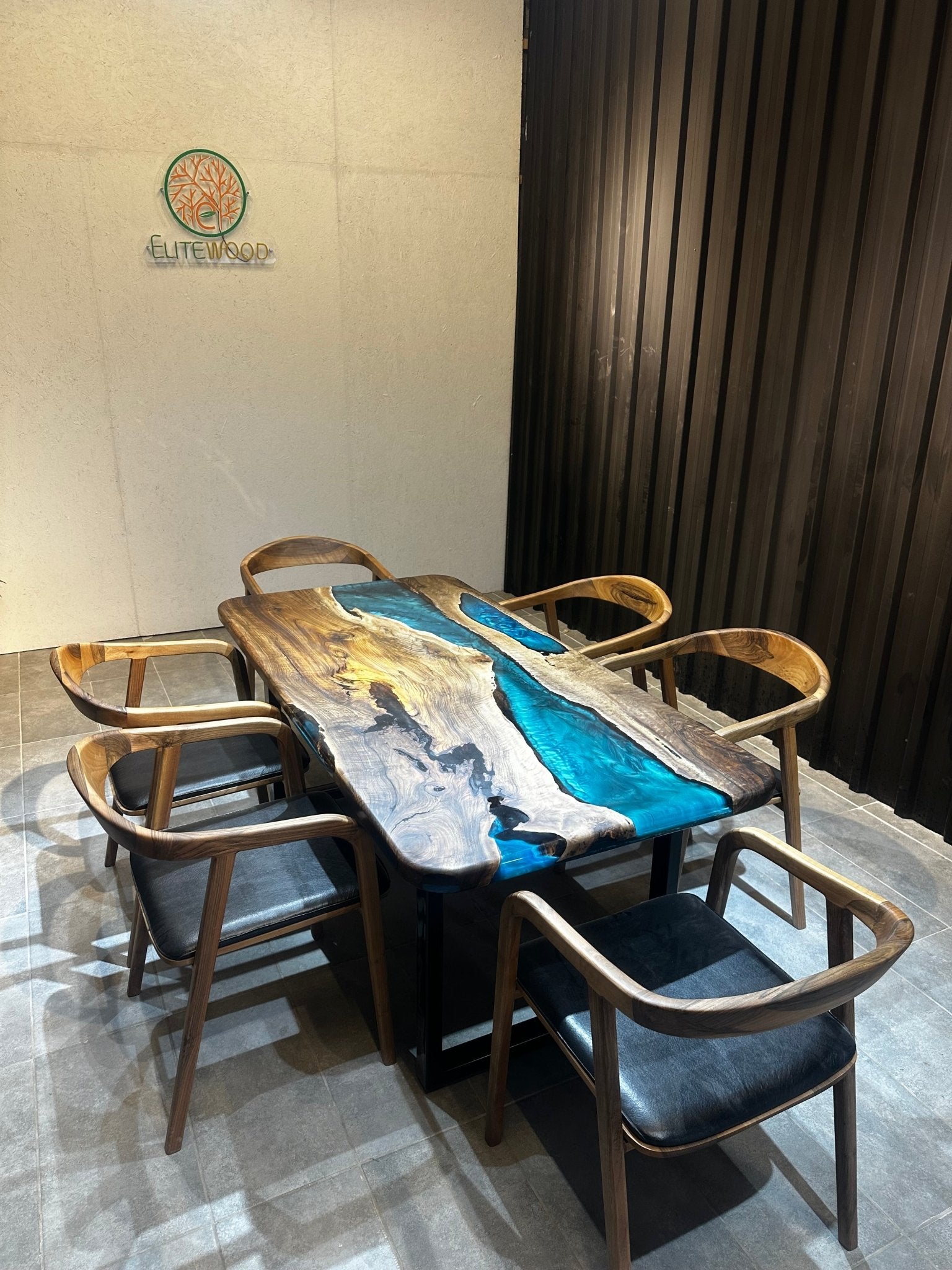 Esstisch mit natürlicher Kante, Epoxid-Walnuss, 180 x 90 cm – handgefertigter Flusstisch