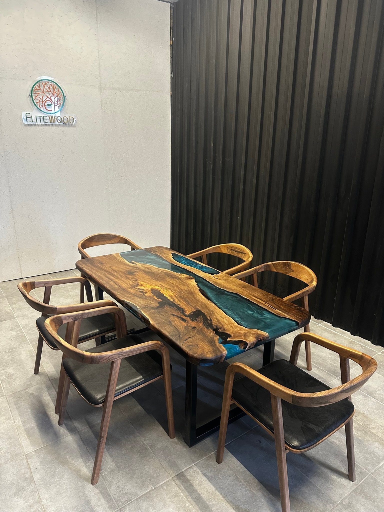 Esstisch mit natürlicher Kante, Epoxid-Walnuss, 180 x 90 cm – handgefertigter Flusstisch