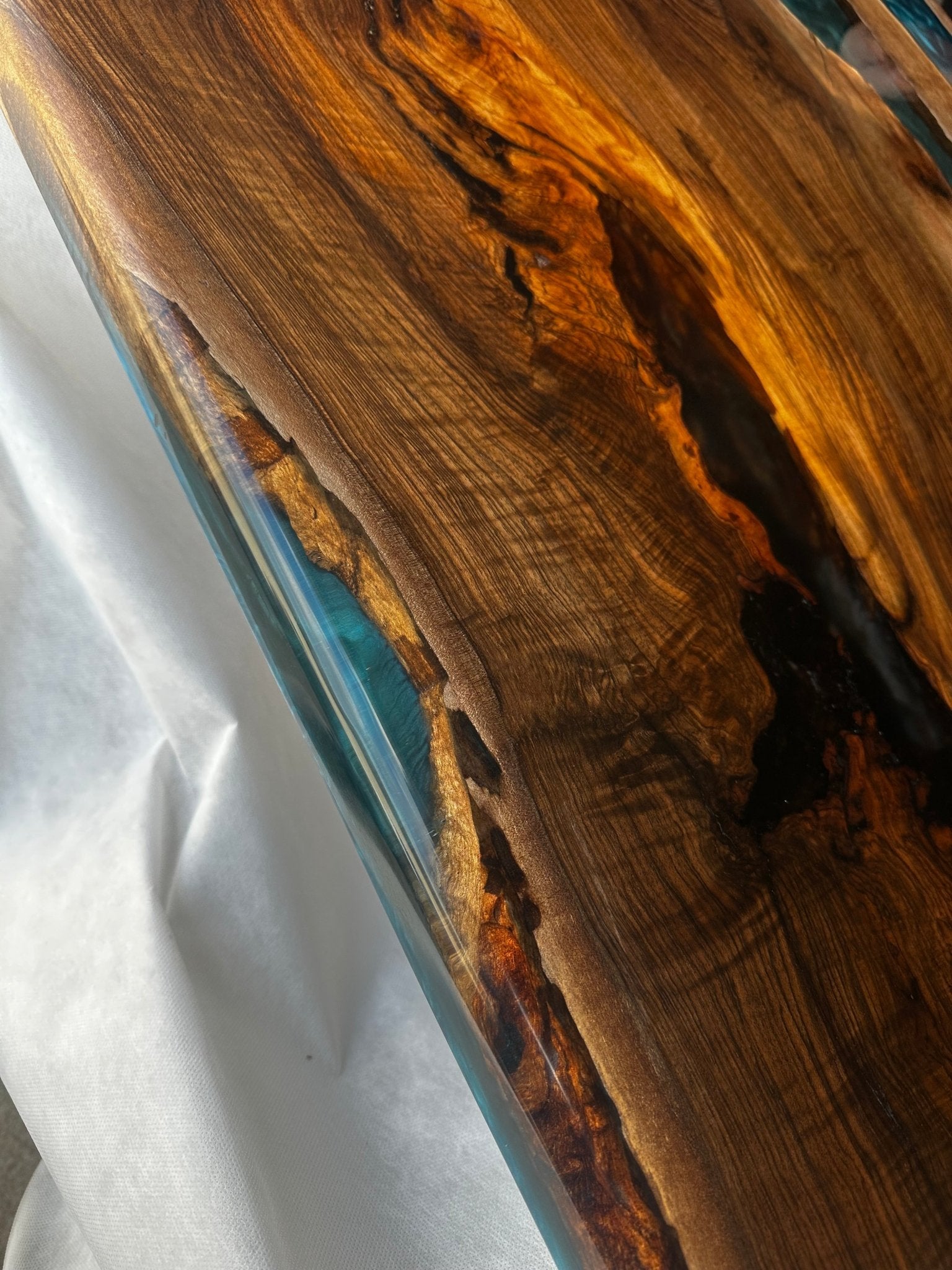 Esstisch mit natürlicher Kante, Epoxid-Walnuss, 180 x 90 cm – handgefertigter Flusstisch