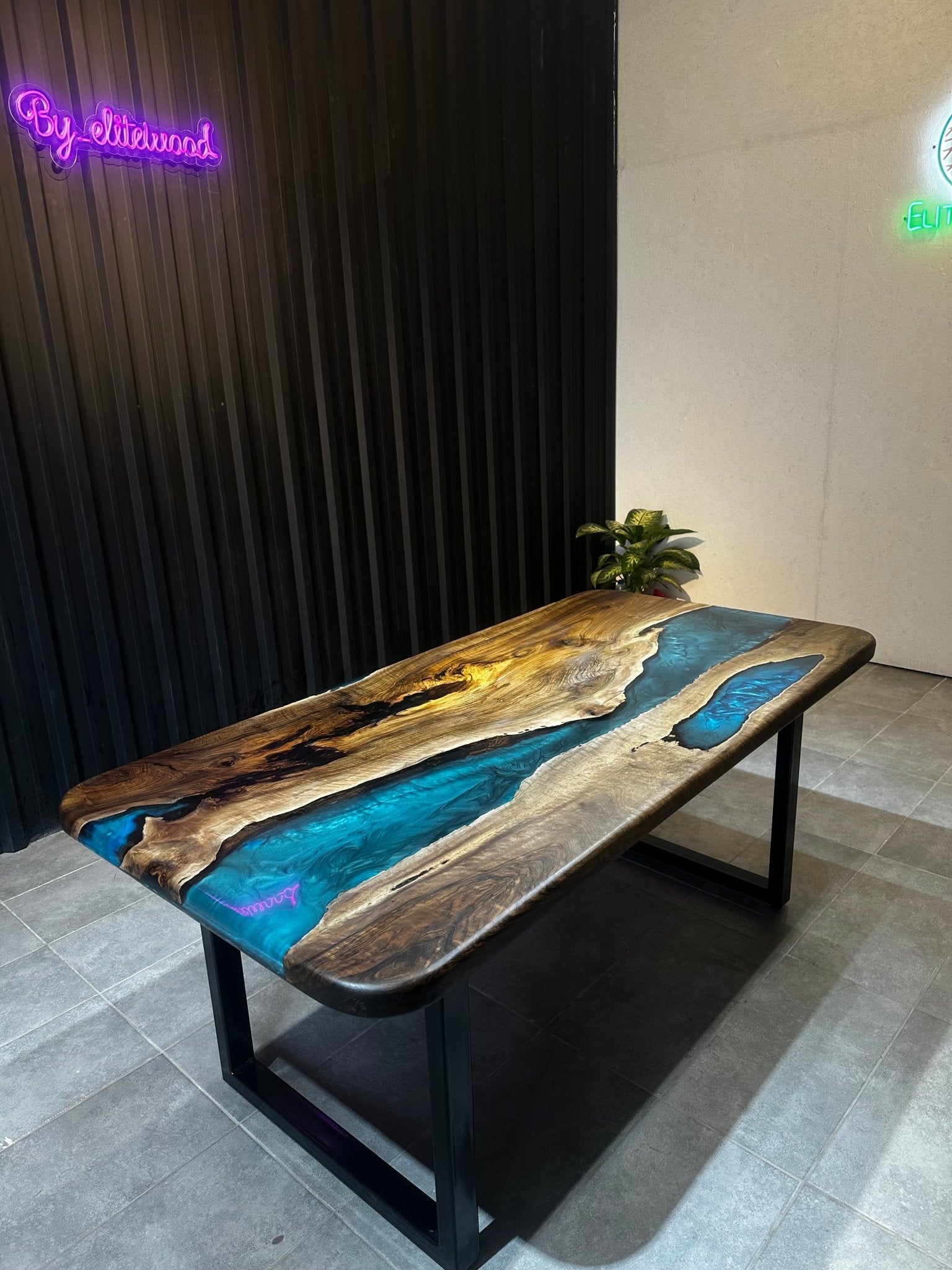 Esstisch mit natürlicher Kante, Epoxid-Walnuss, 180 x 90 cm – handgefertigter Flusstisch