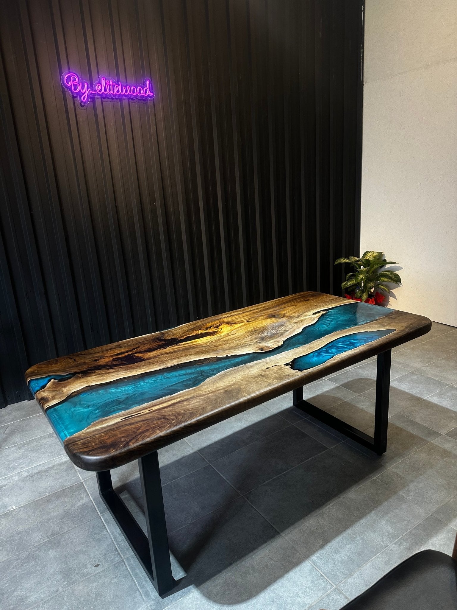 Esstisch mit natürlicher Kante, Epoxid-Walnuss, 180 x 90 cm – handgefertigter Flusstisch