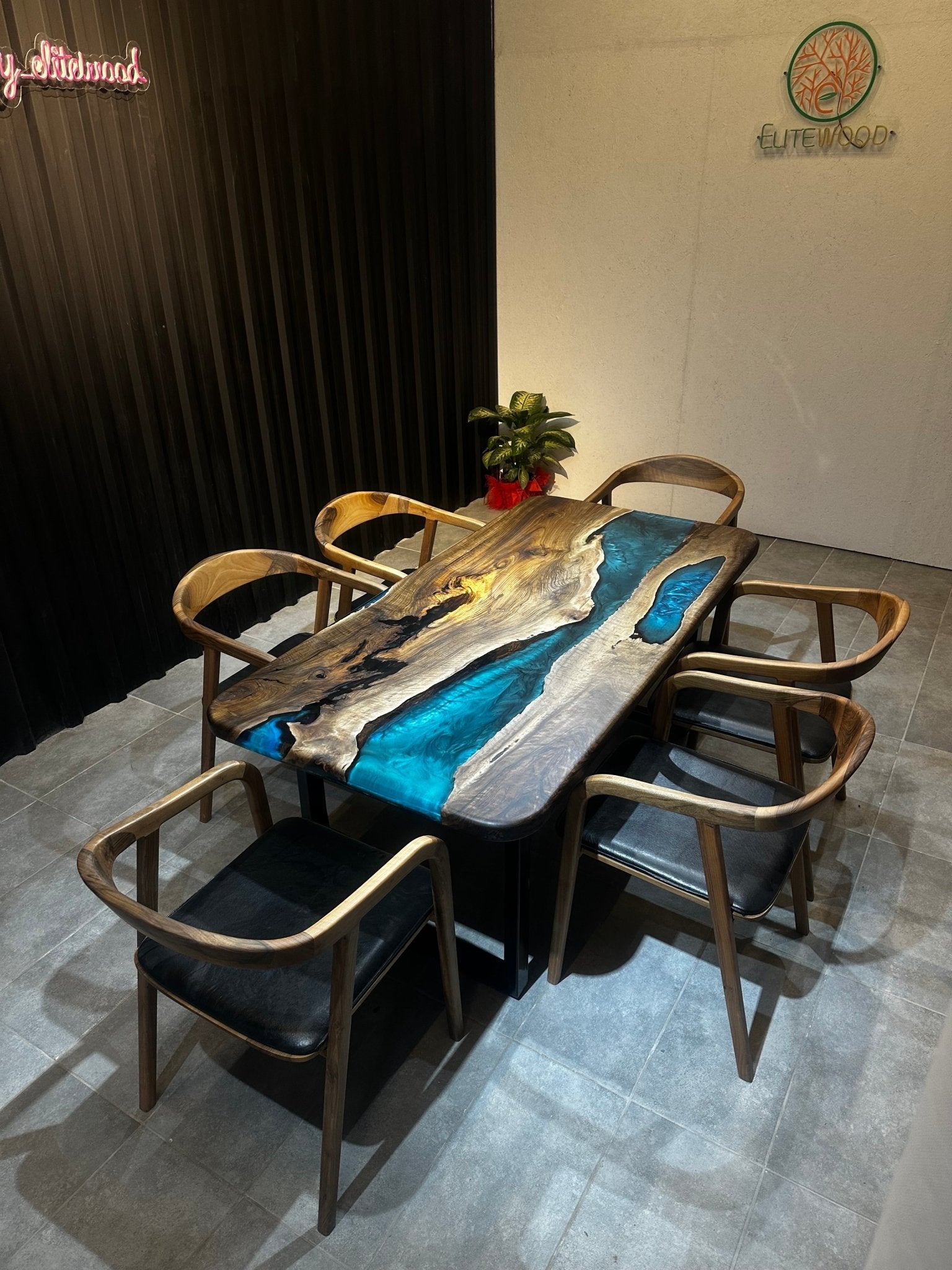 Esstisch mit natürlicher Kante, Epoxid-Walnuss, 180 x 90 cm – handgefertigter Flusstisch