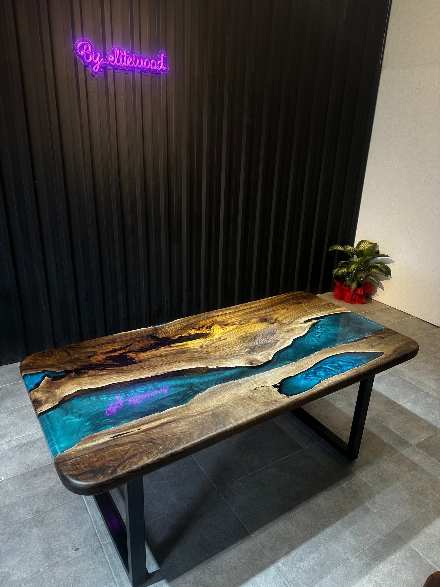 Esstisch mit natürlicher Kante, Epoxid-Walnuss, 180 x 90 cm – handgefertigter Flusstisch