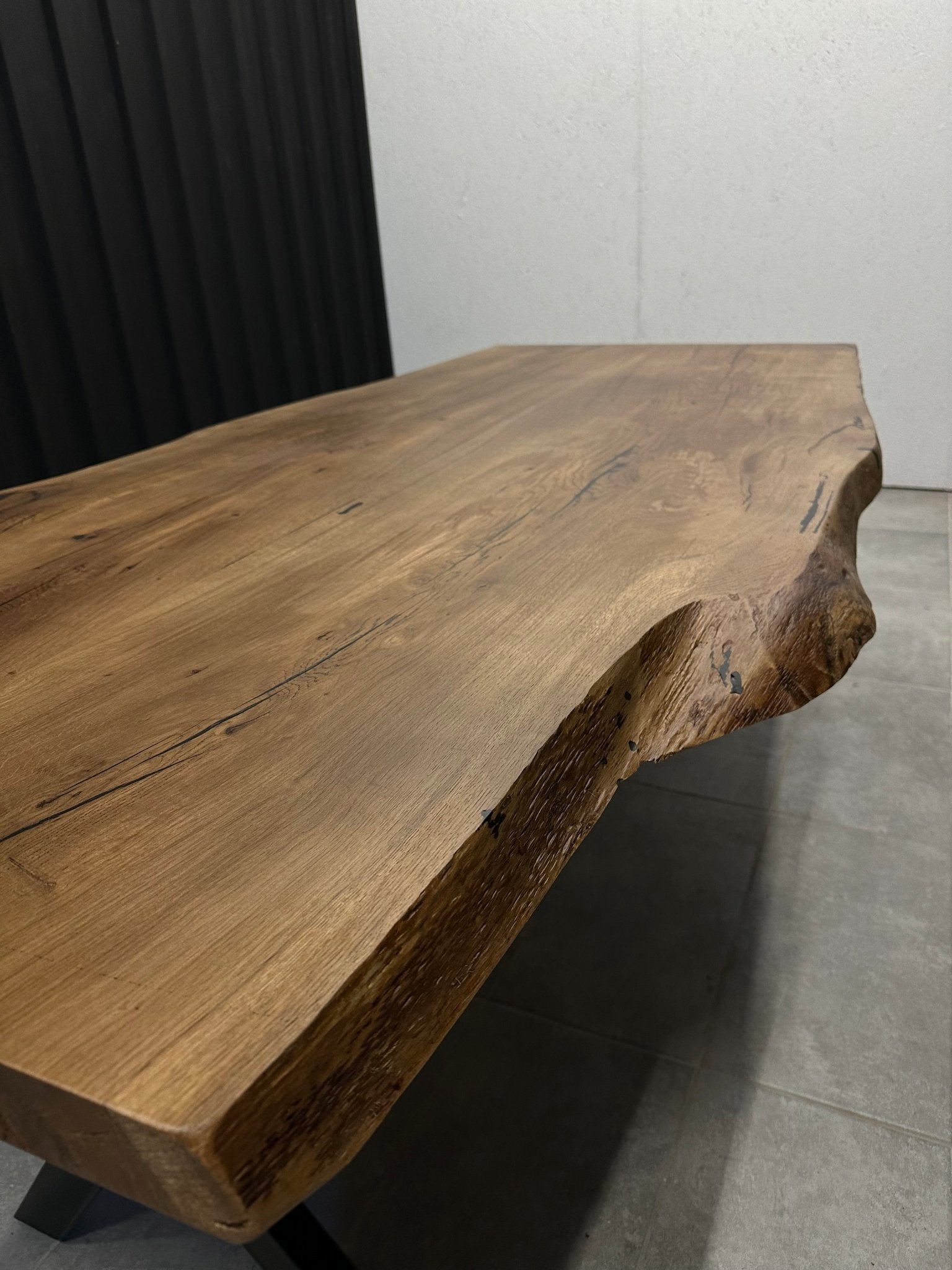 Live Edge Esstisch aus massivem Eichenholz – Baumkante &amp; schwarzer Metallrahmen
