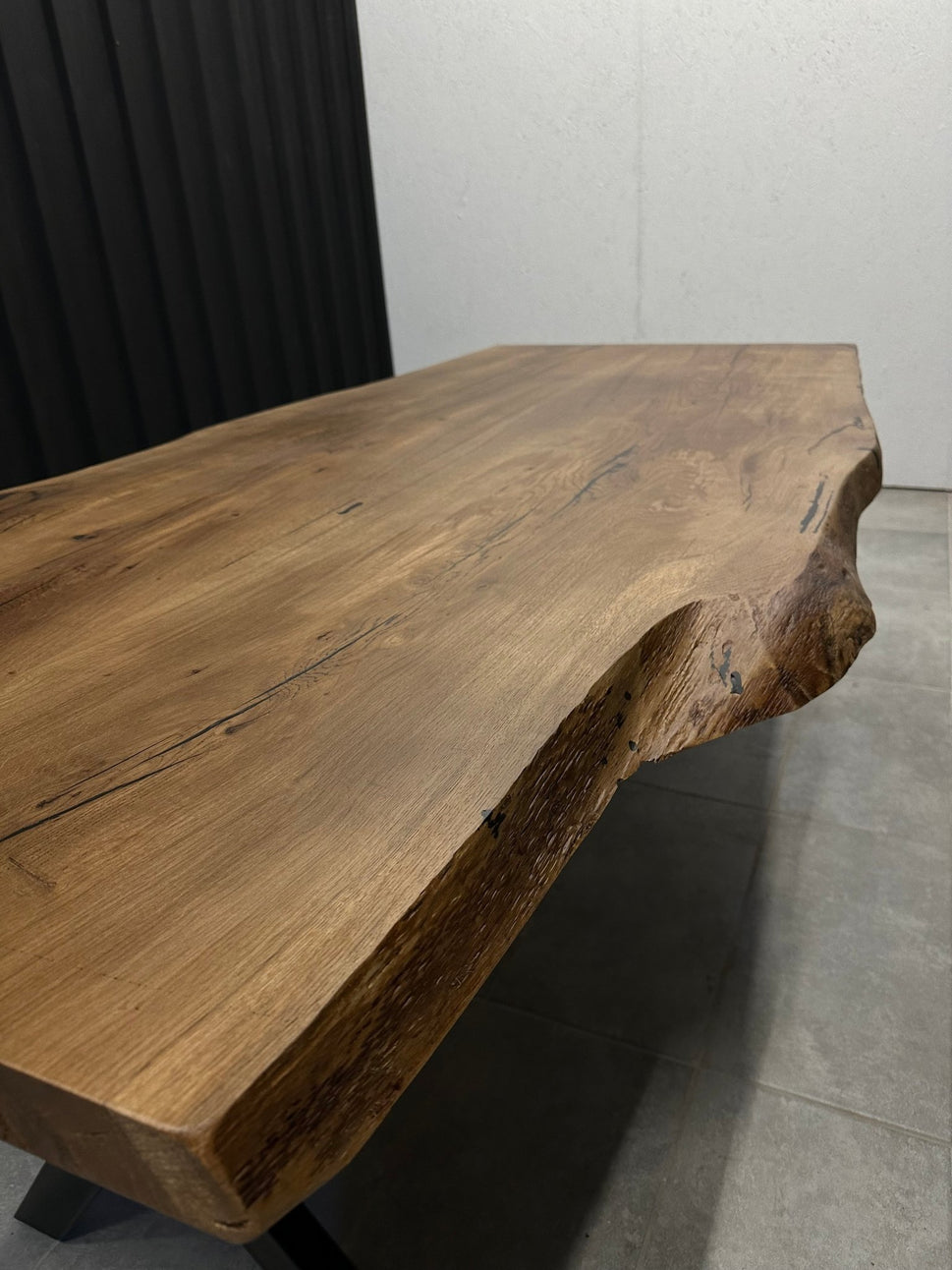 Live Edge Esstisch aus massivem Eichenholz – Baumkante &amp; schwarzer Metallrahmen