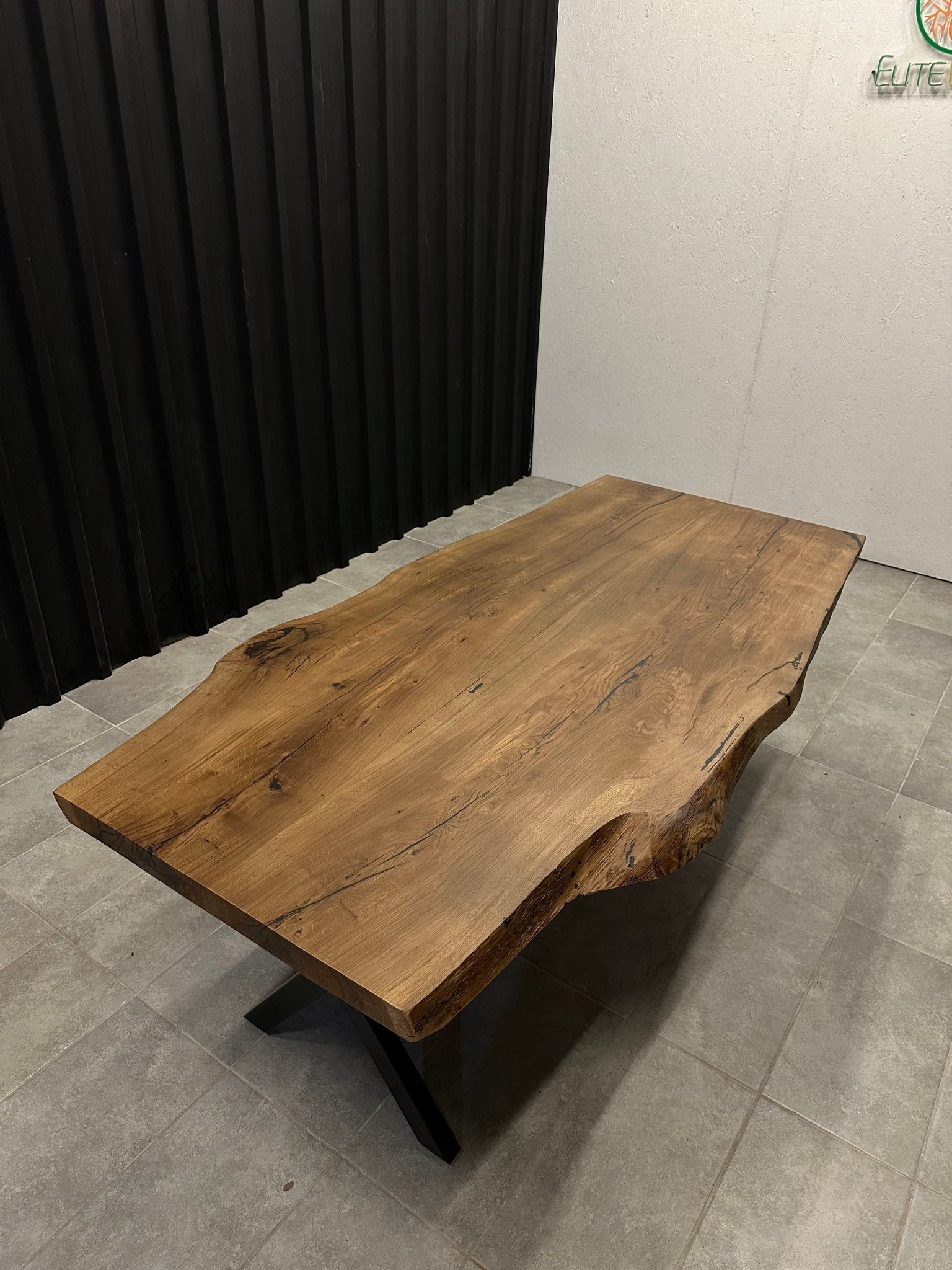 Live Edge Esstisch aus massivem Eichenholz – Baumkante &amp; schwarzer Metallrahmen