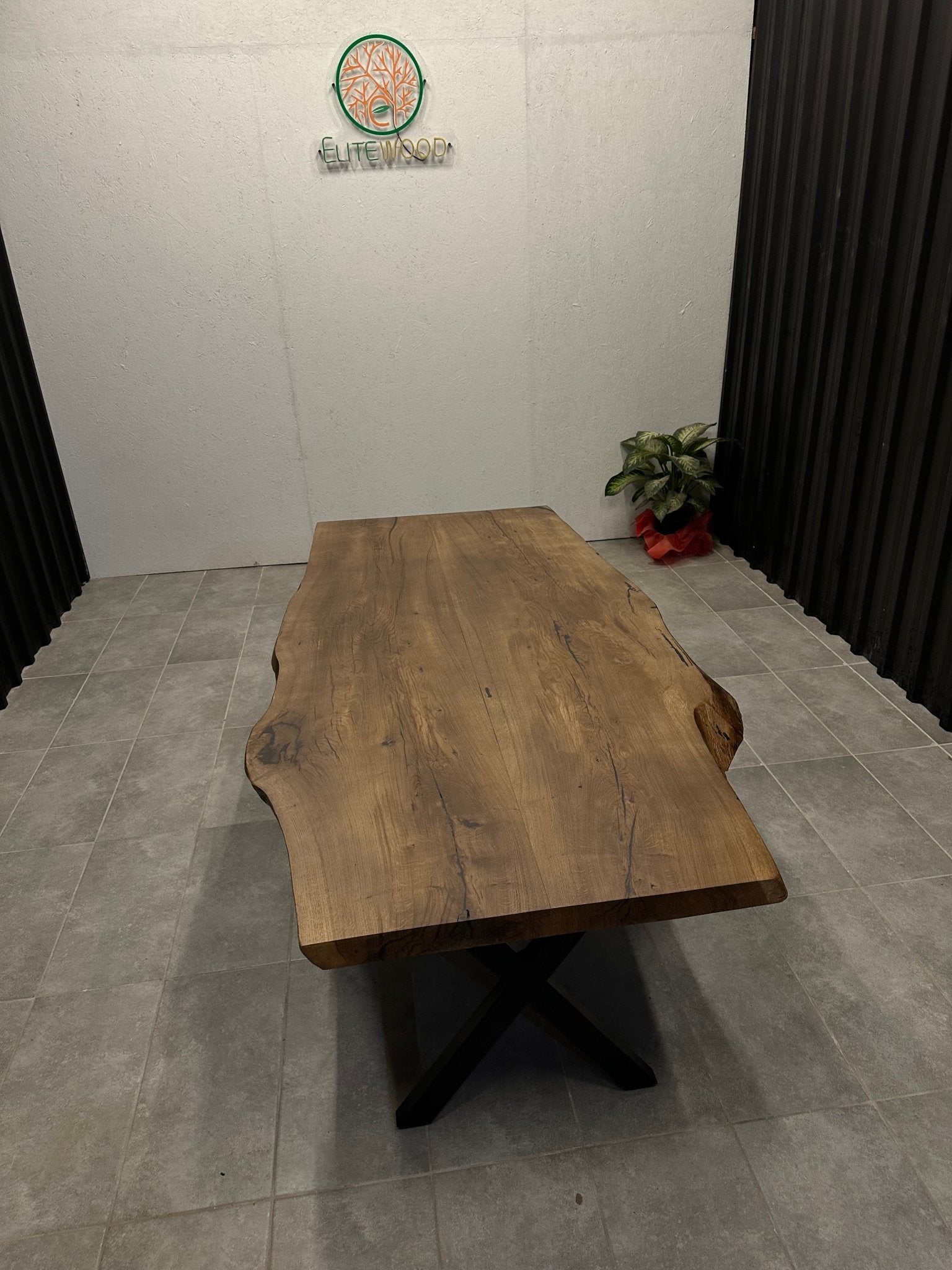 Live Edge Esstisch aus massivem Eichenholz – Baumkante &amp; schwarzer Metallrahmen