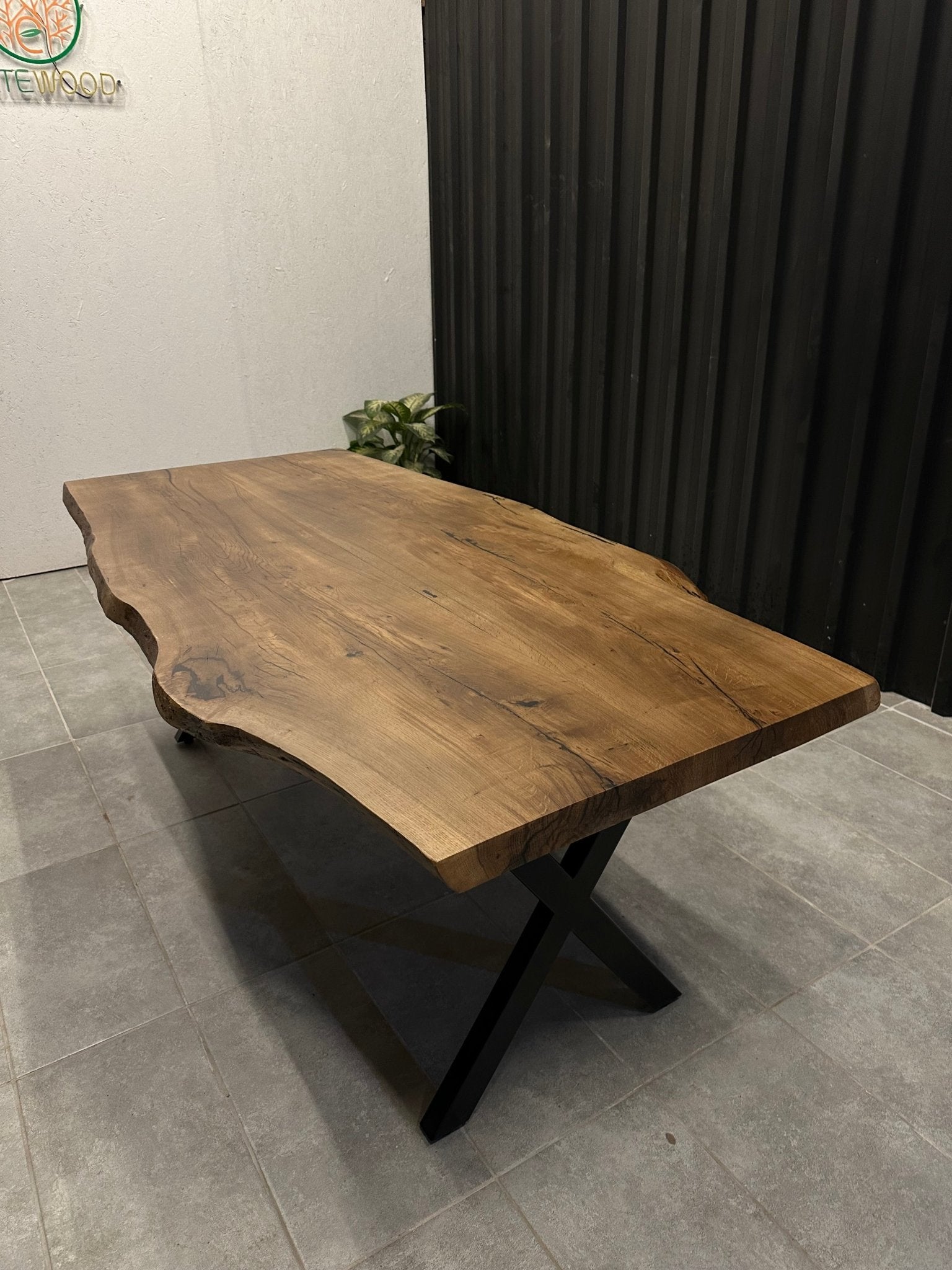 Live Edge Esstisch aus massivem Eichenholz – Baumkante &amp; schwarzer Metallrahmen