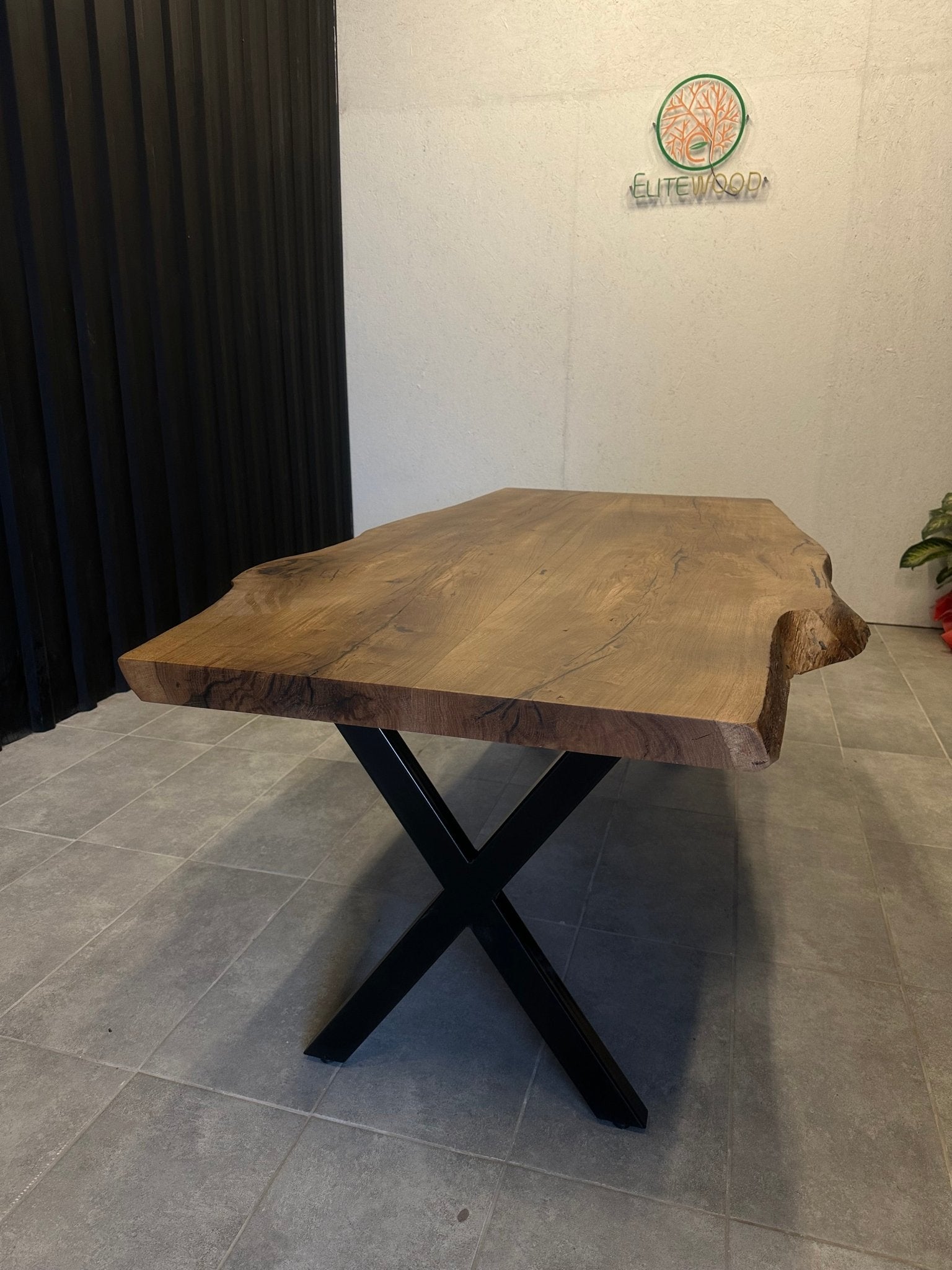 Live Edge Esstisch aus massivem Eichenholz – Baumkante &amp; schwarzer Metallrahmen