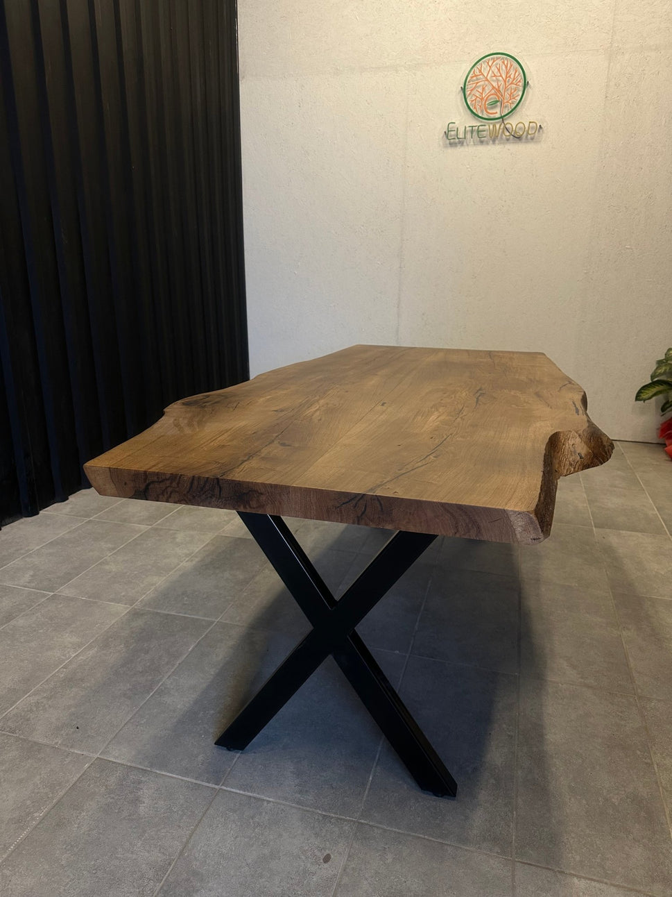 Live Edge Esstisch aus massivem Eichenholz – Baumkante &amp; schwarzer Metallrahmen