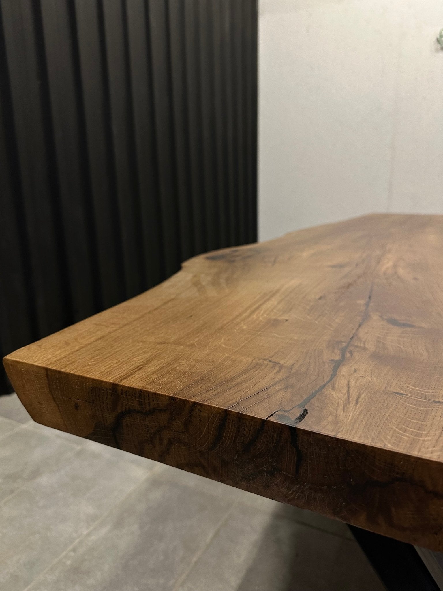 Live Edge Esstisch aus massivem Eichenholz – Baumkante &amp; schwarzer Metallrahmen