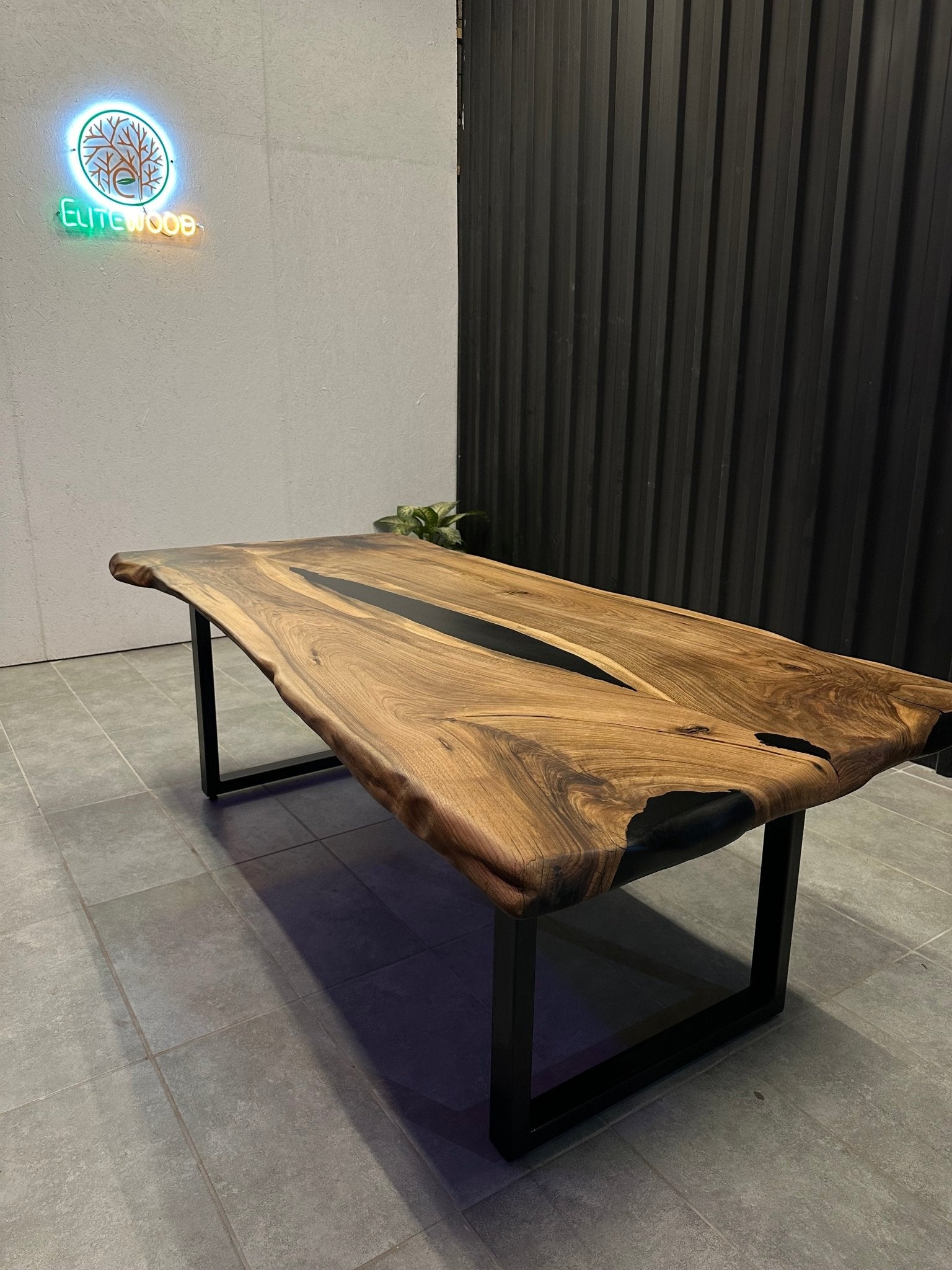 Live Edge Esstisch Nussbaum 240x110 - handgefertigter Unikattisch mit Black River