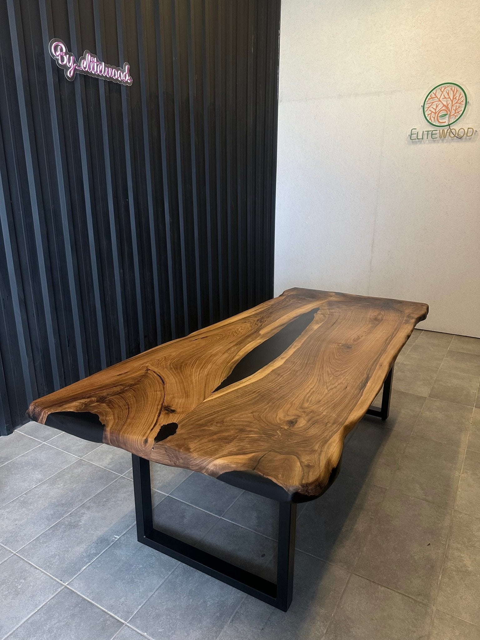 Live Edge Esstisch Nussbaum 240x110 - handgefertigter Unikattisch mit Black River