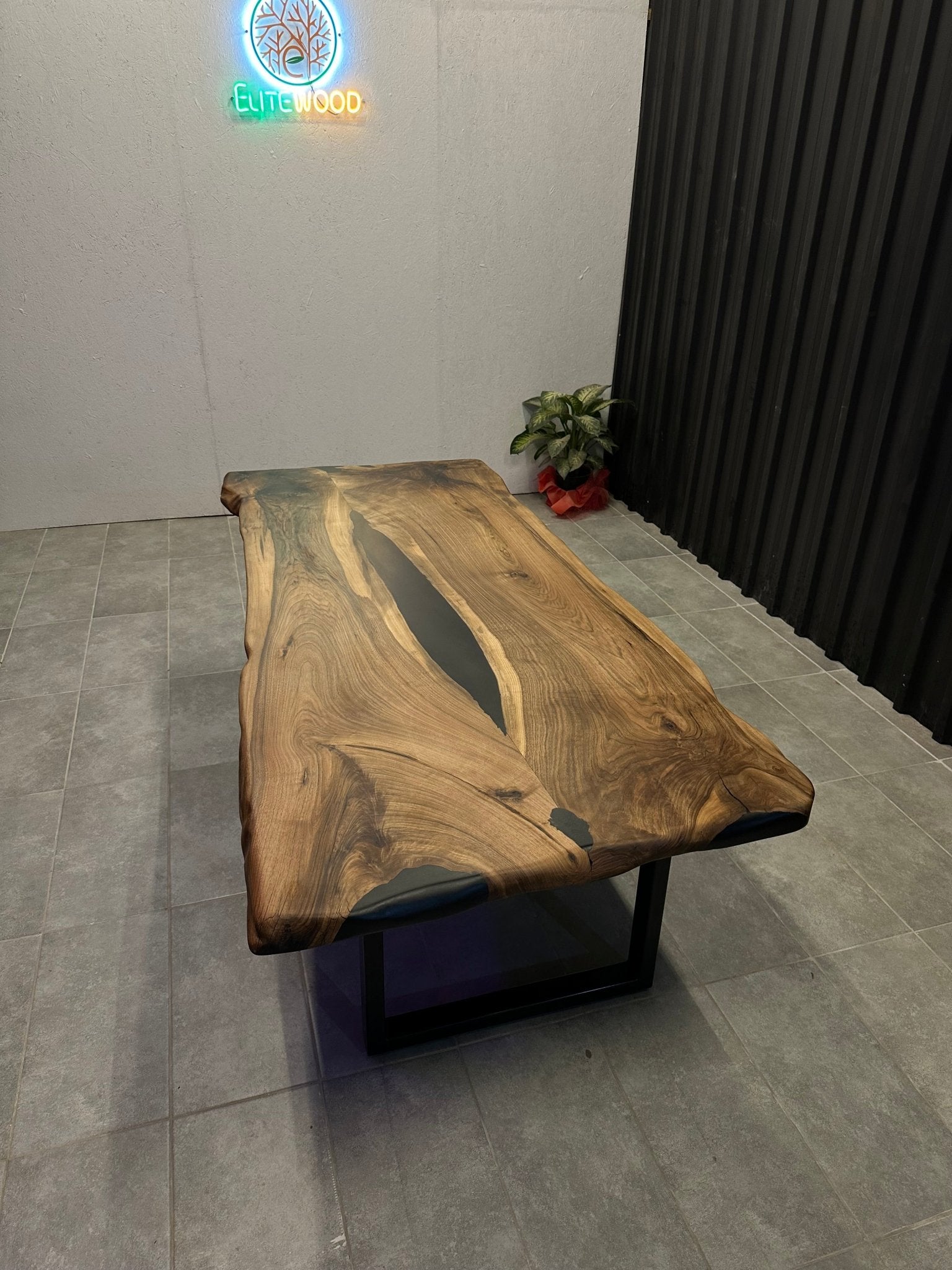 Live Edge Esstisch Nussbaum 240x110 - handgefertigter Unikattisch mit Black River