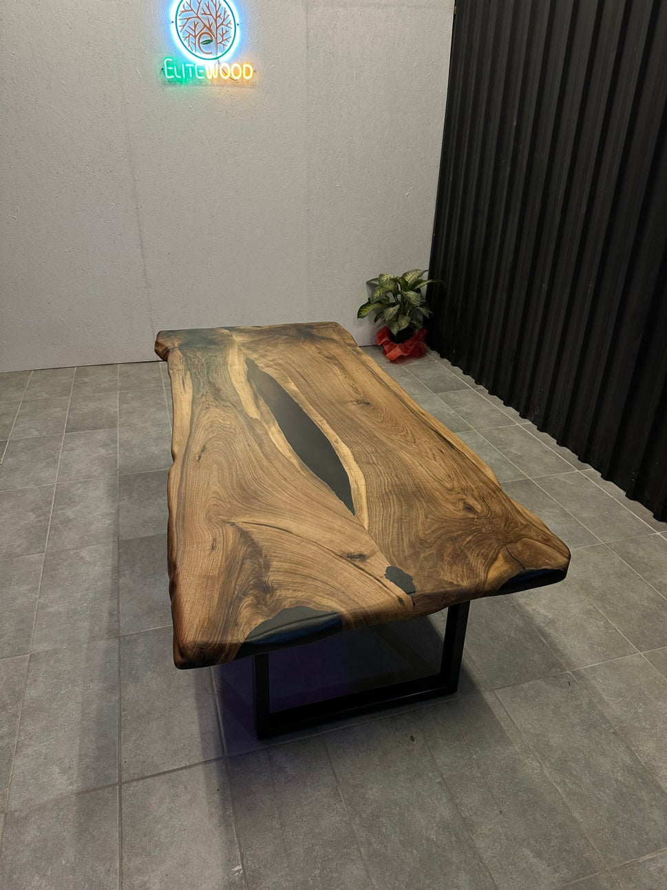 Live Edge Esstisch Nussbaum 240x110 - handgefertigter Unikattisch mit Black River