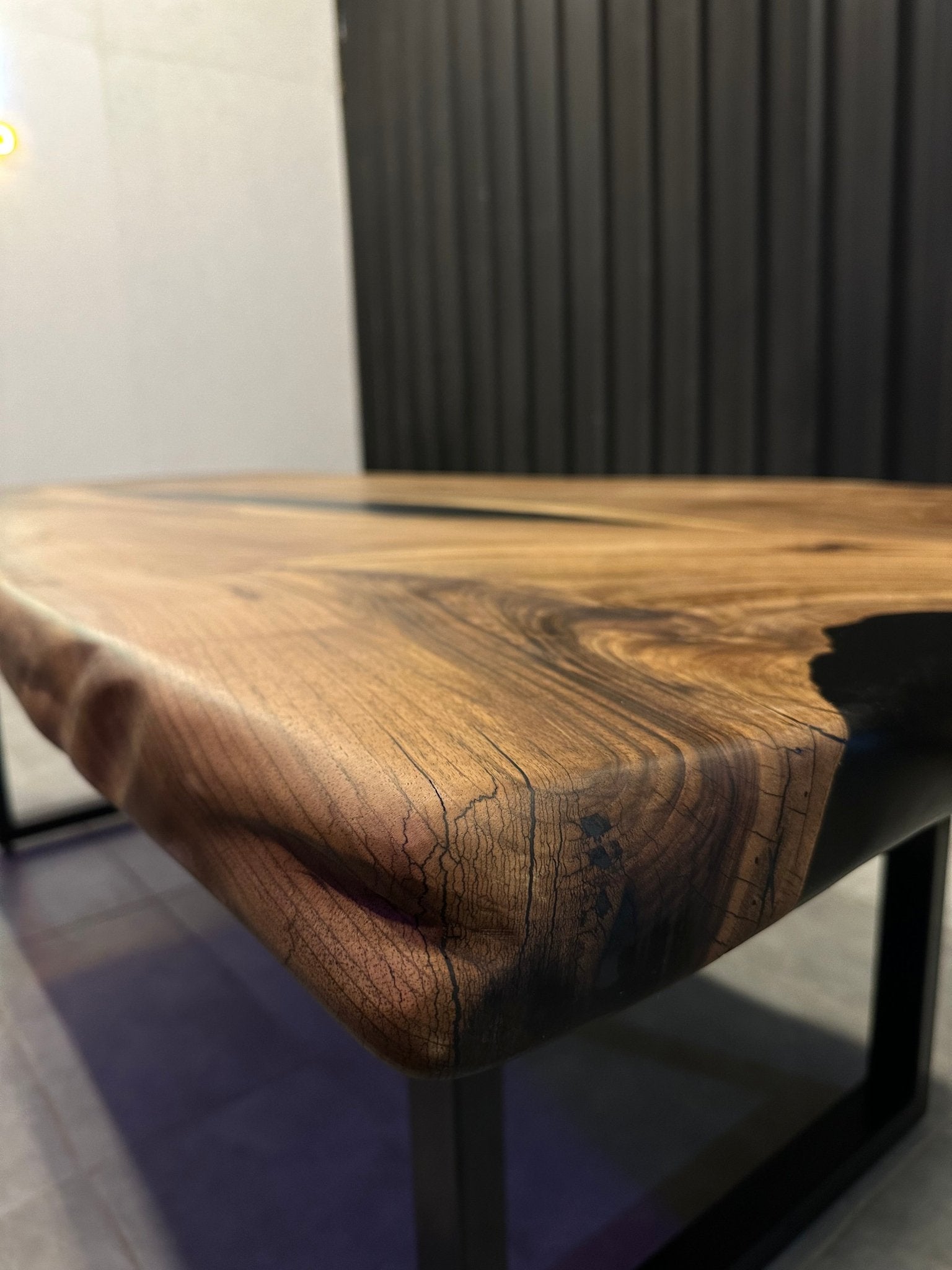 Live Edge Esstisch Nussbaum 240x110 - handgefertigter Unikattisch mit Black River