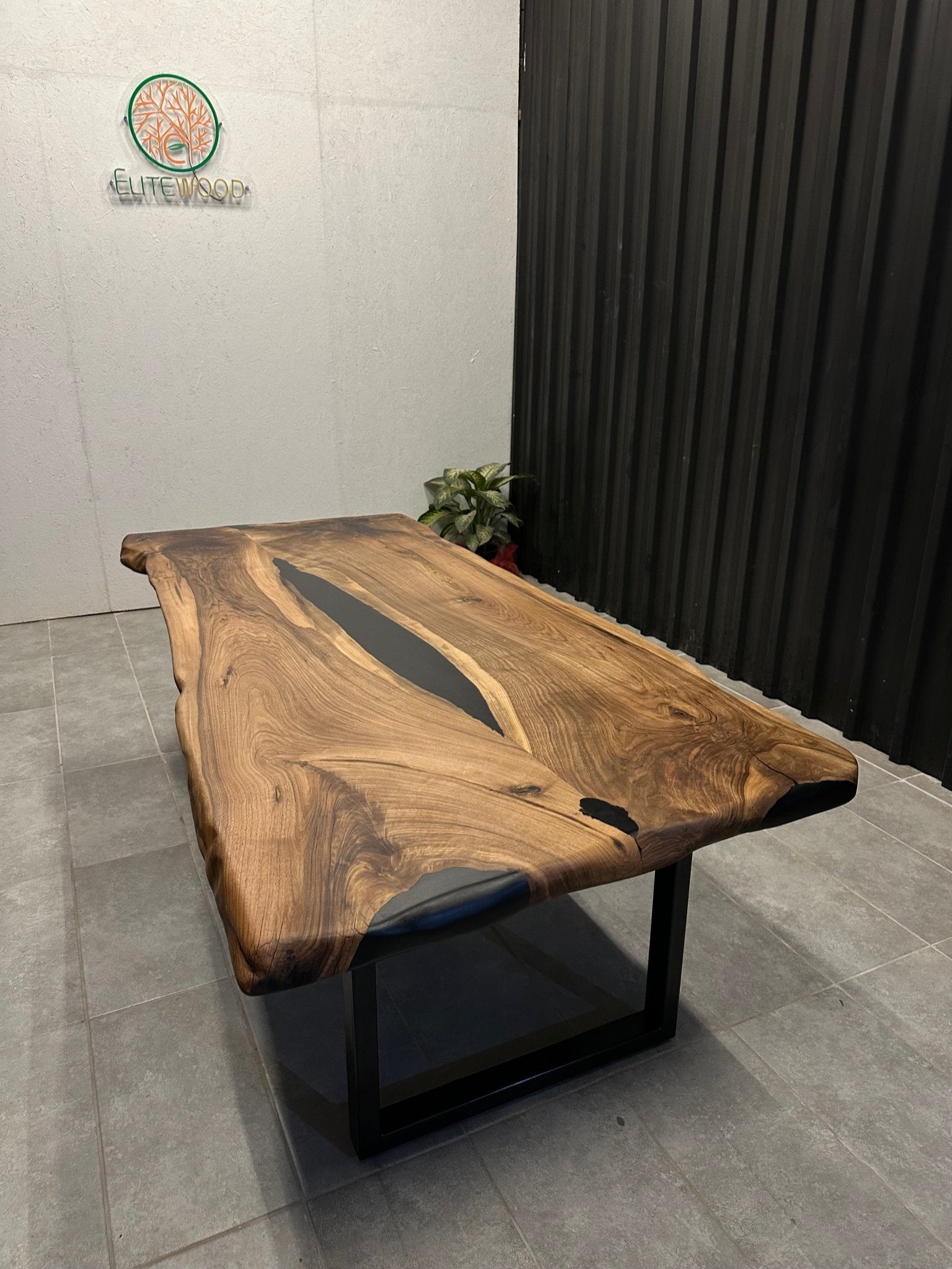 Live Edge Esstisch Nussbaum 240x110 - handgefertigter Unikattisch mit Black River
