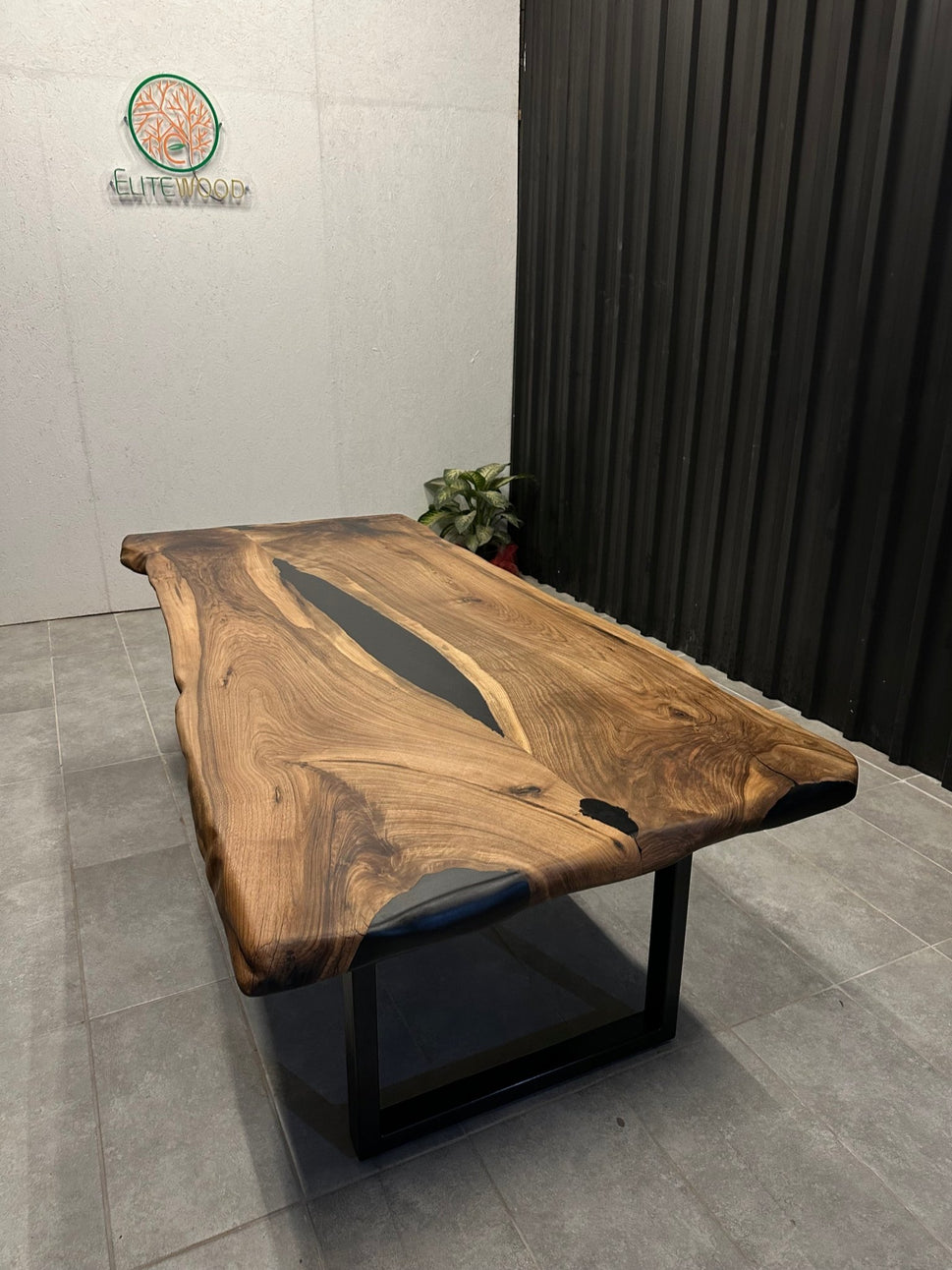 Live Edge Esstisch Nussbaum 240x110 - handgefertigter Unikattisch mit Black River