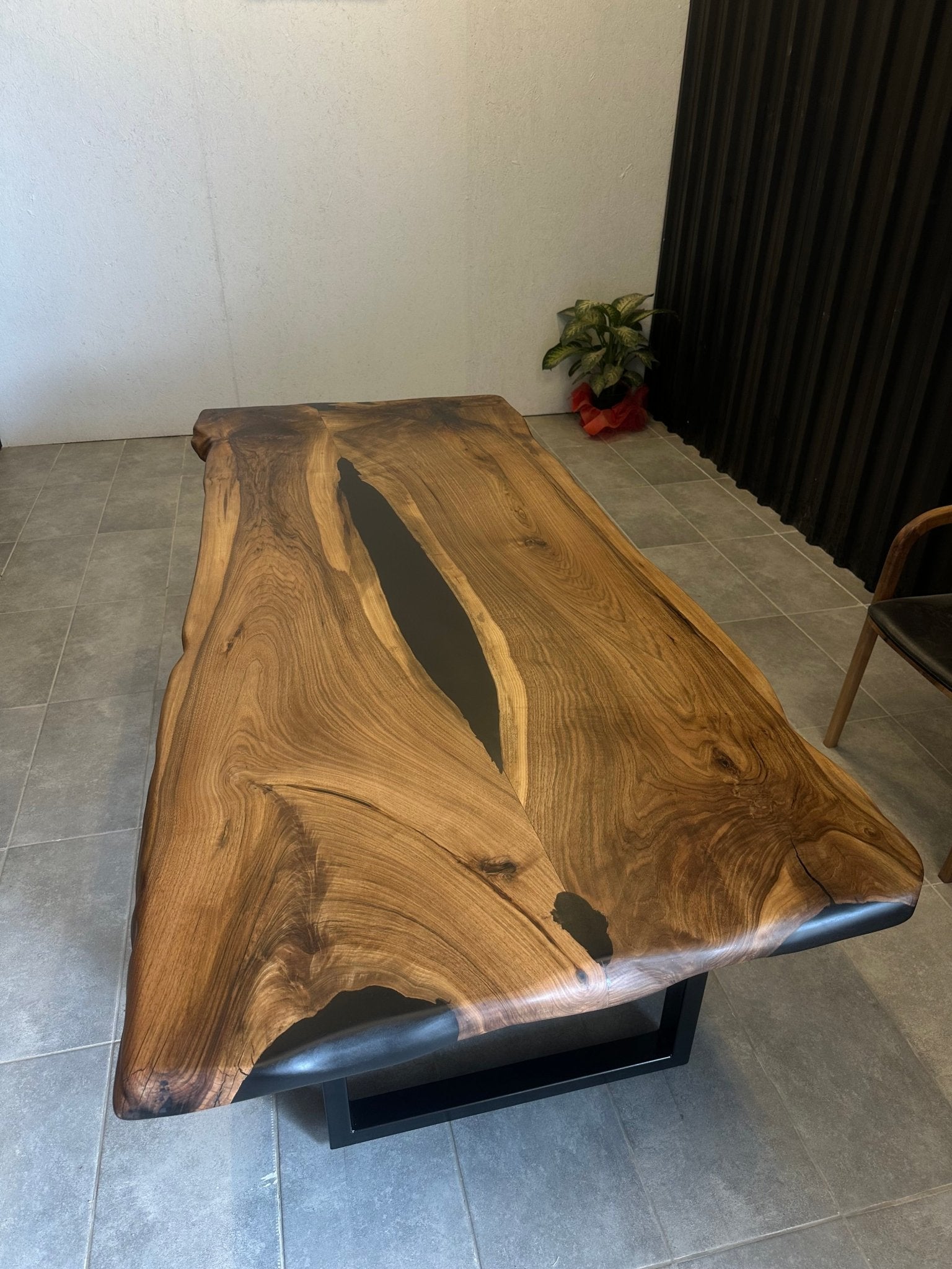 Live Edge Esstisch Nussbaum 240x110 - handgefertigter Unikattisch mit Black River