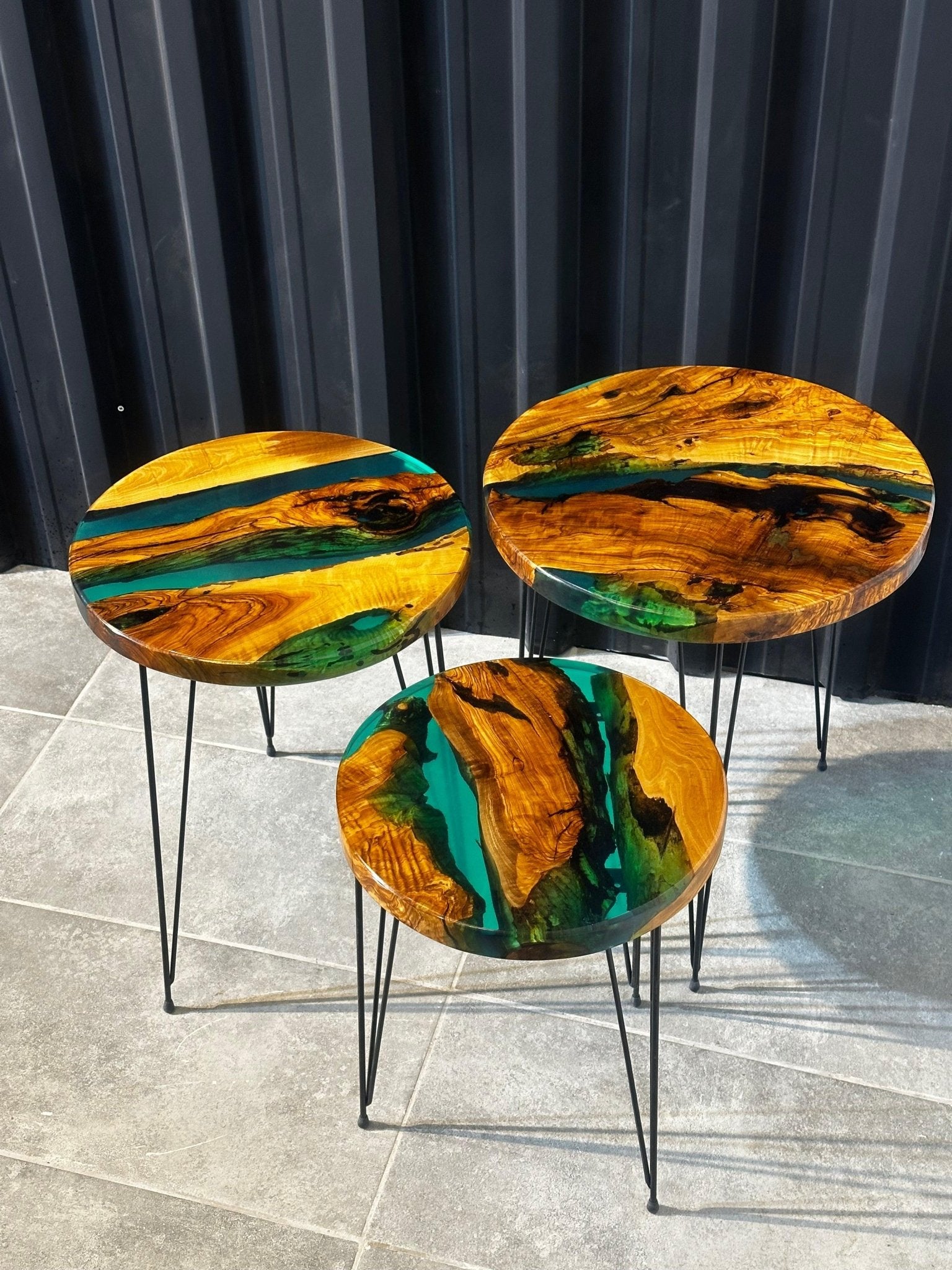 Beistelltisch mit natürlicher Kante – 3 – Tische aus Olivenholz mit grünem Epoxidharz.