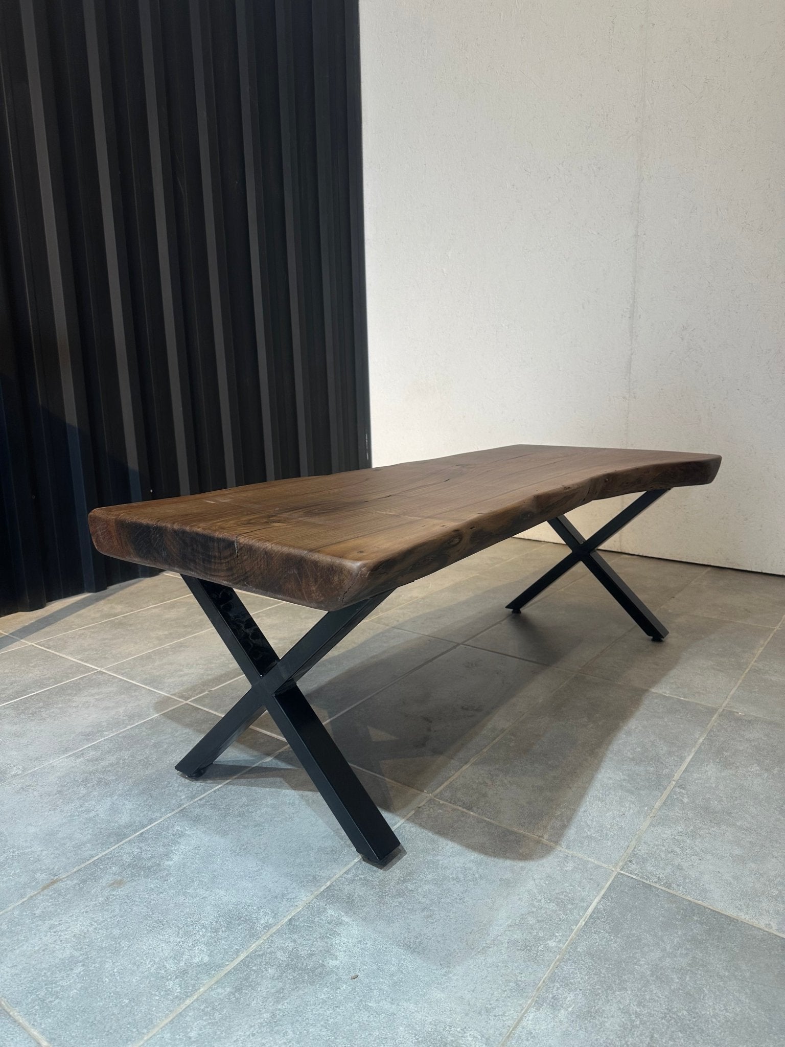 Live Edge Walnussholztisch – Natürliches Massivholz