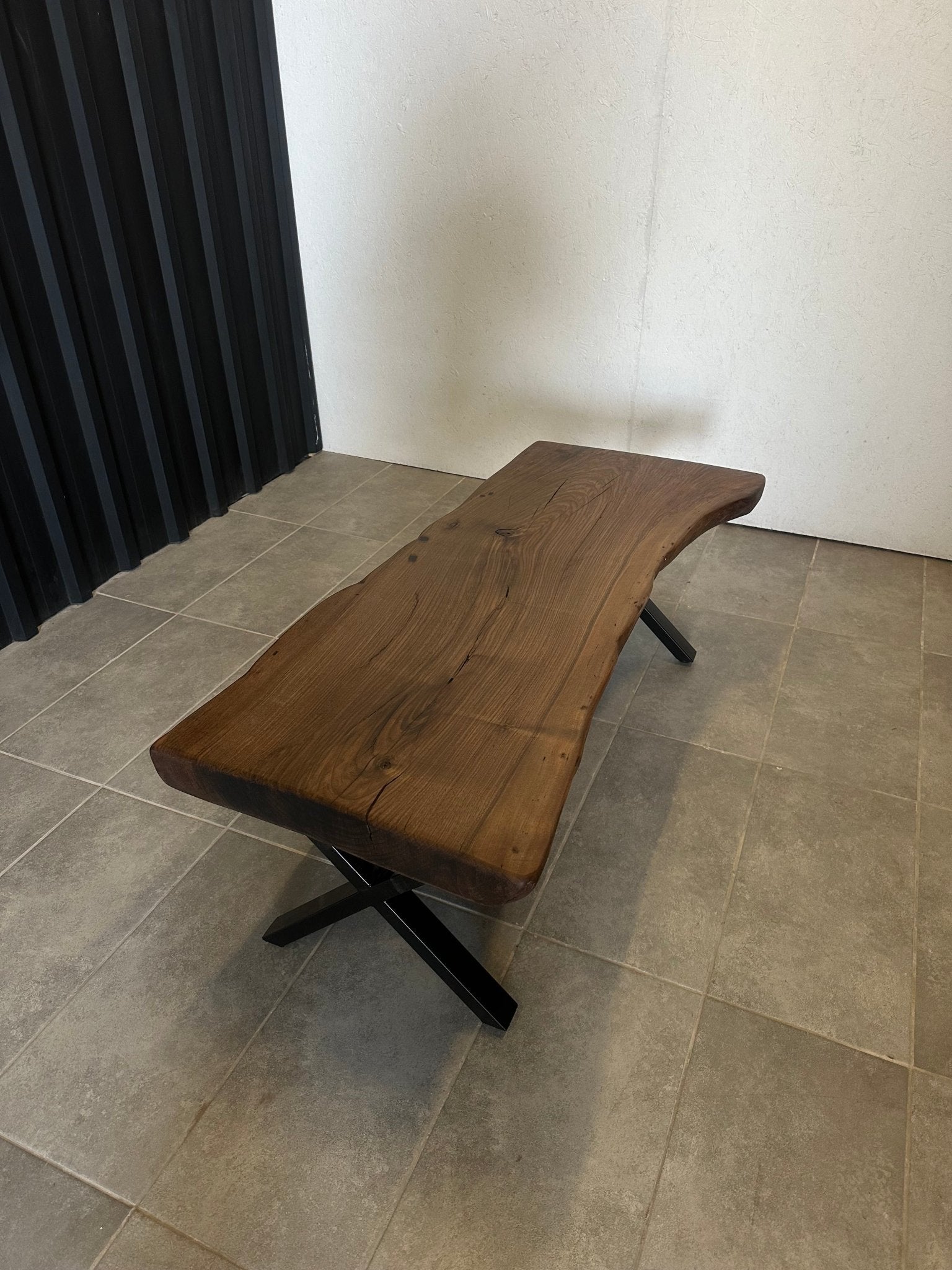 Live Edge Walnussholztisch – Natürliches Massivholz